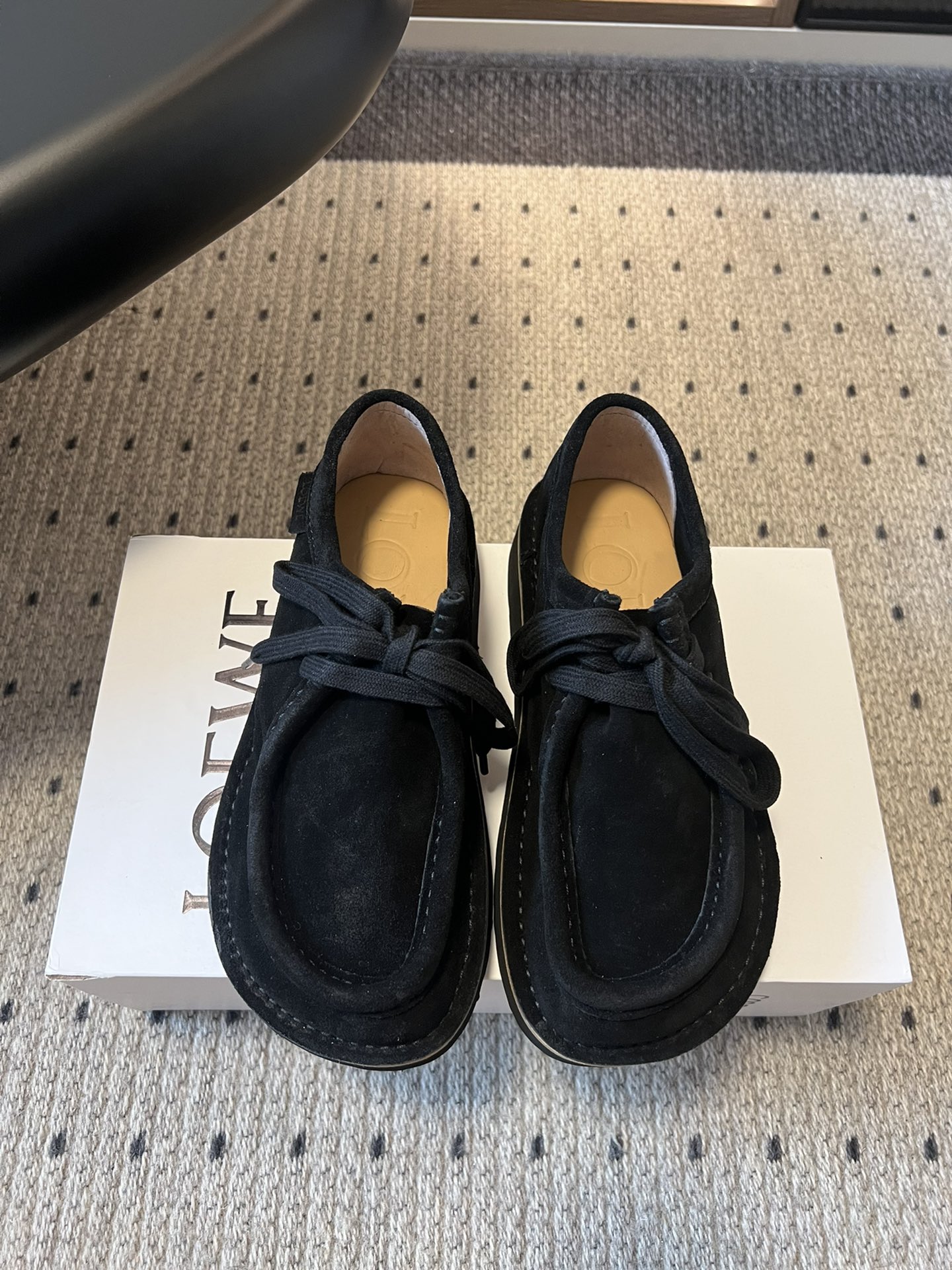 NO:462233,LOEW* Loewe 25 autumn and winter new loafers new product strength is coming, round toe toe is cute, one shoe is worn on two, heel can be stepped on as a British drag, super easy to match, soft and glutinous on the feet, super invincible and comfortable, making you miss it, the color is also very pleasing and beautiful, the instant the foot is full of temperament, it is simply invincible and stylish, fabric is velvet, inner lining: cowhide, foamed sole, Size women's size 35-40 (40 custom-made, no return or exchange) men's size 40-45 (45 custom-made, no return or exchange) women's size, men's size, loewe, loewe, loafers, cowhide19860909LOEW* 罗意威 25秋冬新款乐福鞋 新品 实力来袭 圆头圆脑的鞋头可可爱爱 一鞋两穿 后跟可踩下当英伦拖 超好搭配 上脚软软糯糯 超级无敌舒适 让你念念不忘 颜色也很耐看漂亮,上脚瞬间气质十足气场,简直无敌帅气有型 面料牛反绒 内里:牛皮 大底发泡大底 Size女码35-40（40定制不退换）男码40-45（45定制不退换） 女码 男码,乐福鞋,loewe,loewe,loafers,cowhide,Women's Shoes
