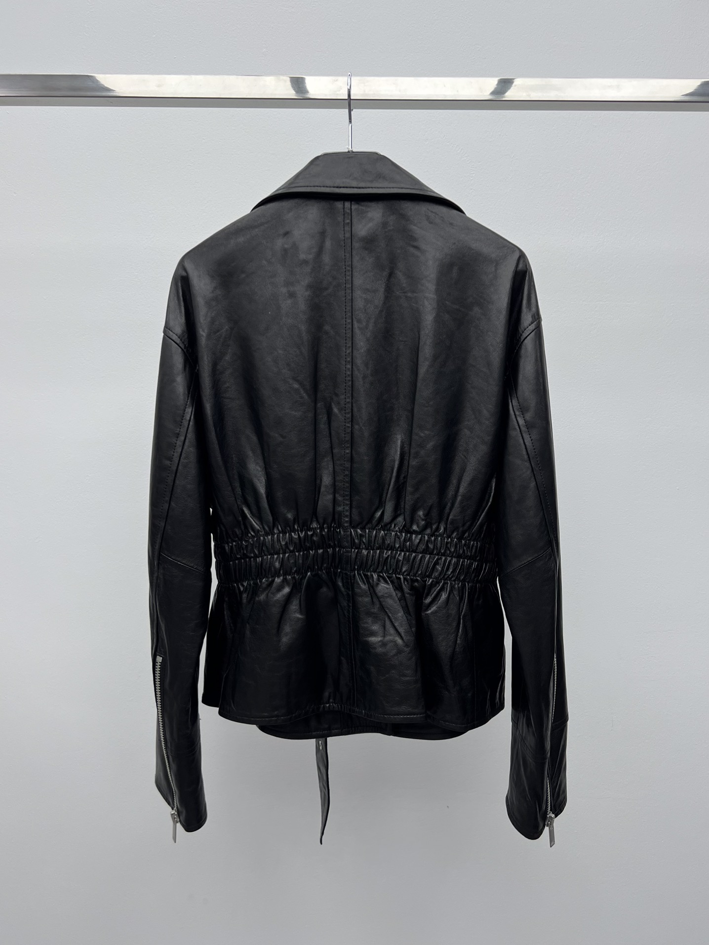 Title: Saint Laurent Women’s Dustproof Coat with Sheep Hide Material and Adjustable Belt Summary: Saint Laurent’s p2400 coat for women features sheep hide material, custom hardware, adjustable belt, and - 图片 7
