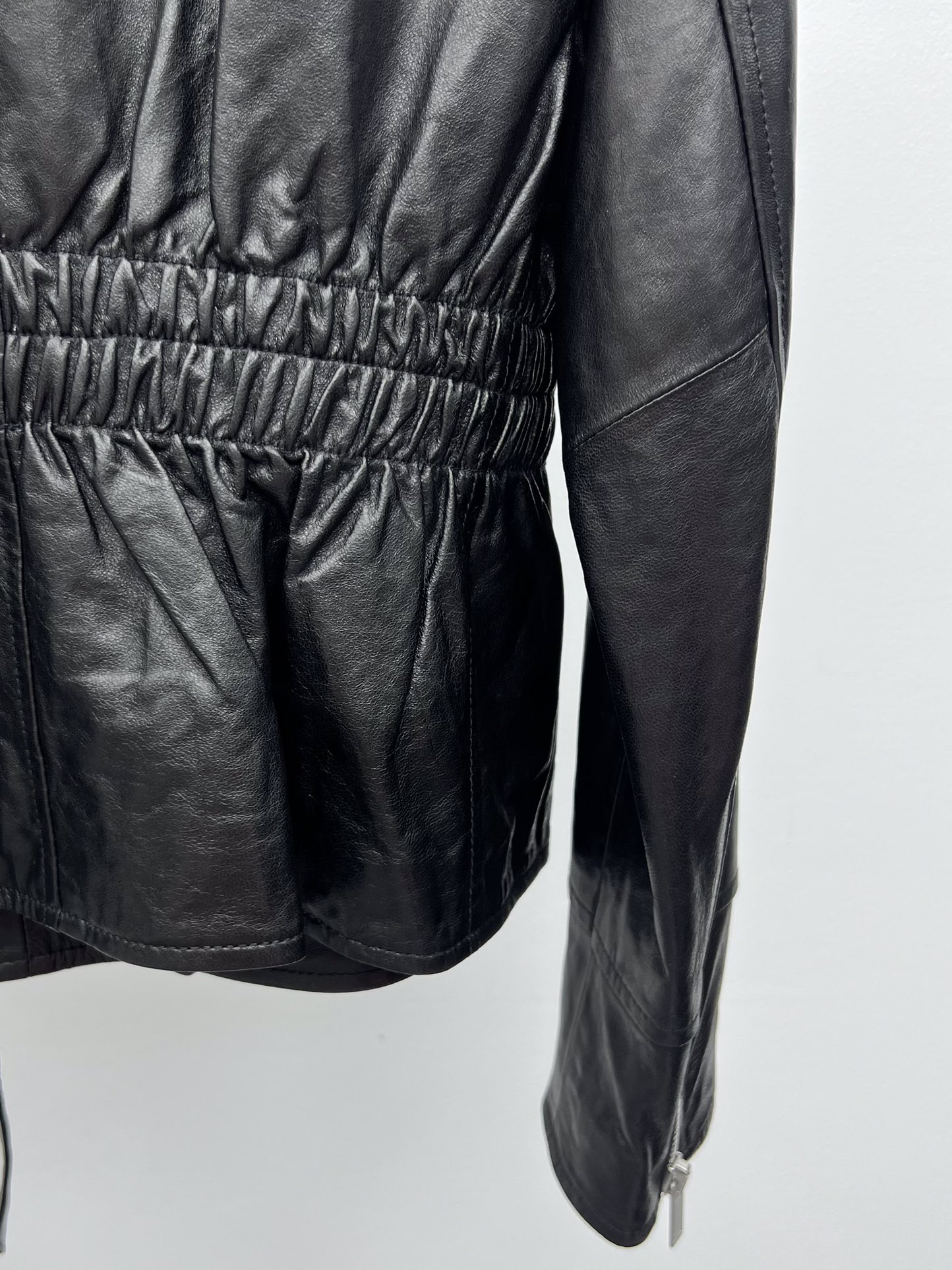 Title: Saint Laurent Women’s Dustproof Coat with Sheep Hide Material and Adjustable Belt Summary: Saint Laurent’s p2400 coat for women features sheep hide material, custom hardware, adjustable belt, and - 图片 8