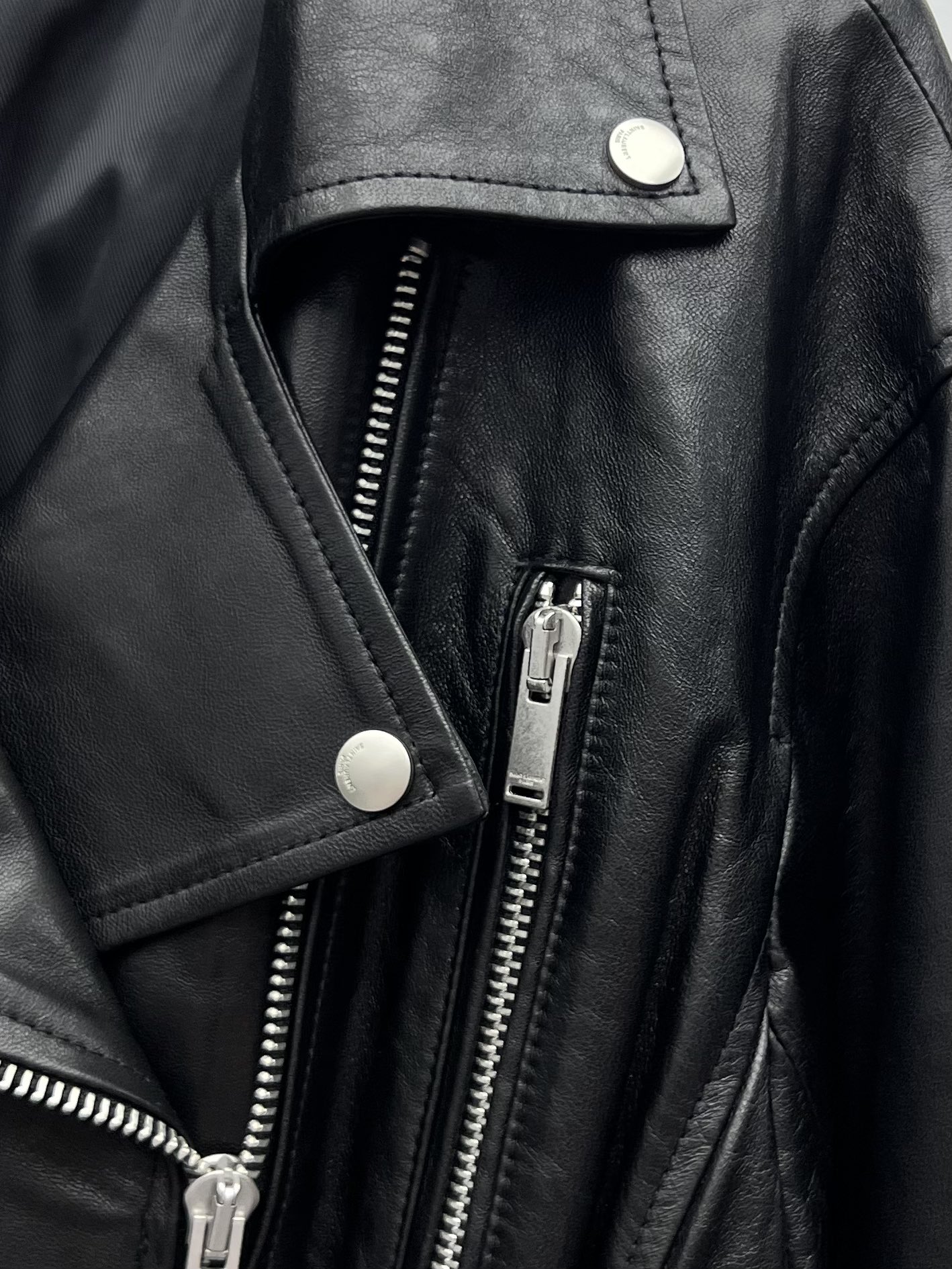 Title: Saint Laurent Women’s Dustproof Coat with Sheep Hide Material and Adjustable Belt Summary: Saint Laurent’s p2400 coat for women features sheep hide material, custom hardware, adjustable belt, and - 图片 4