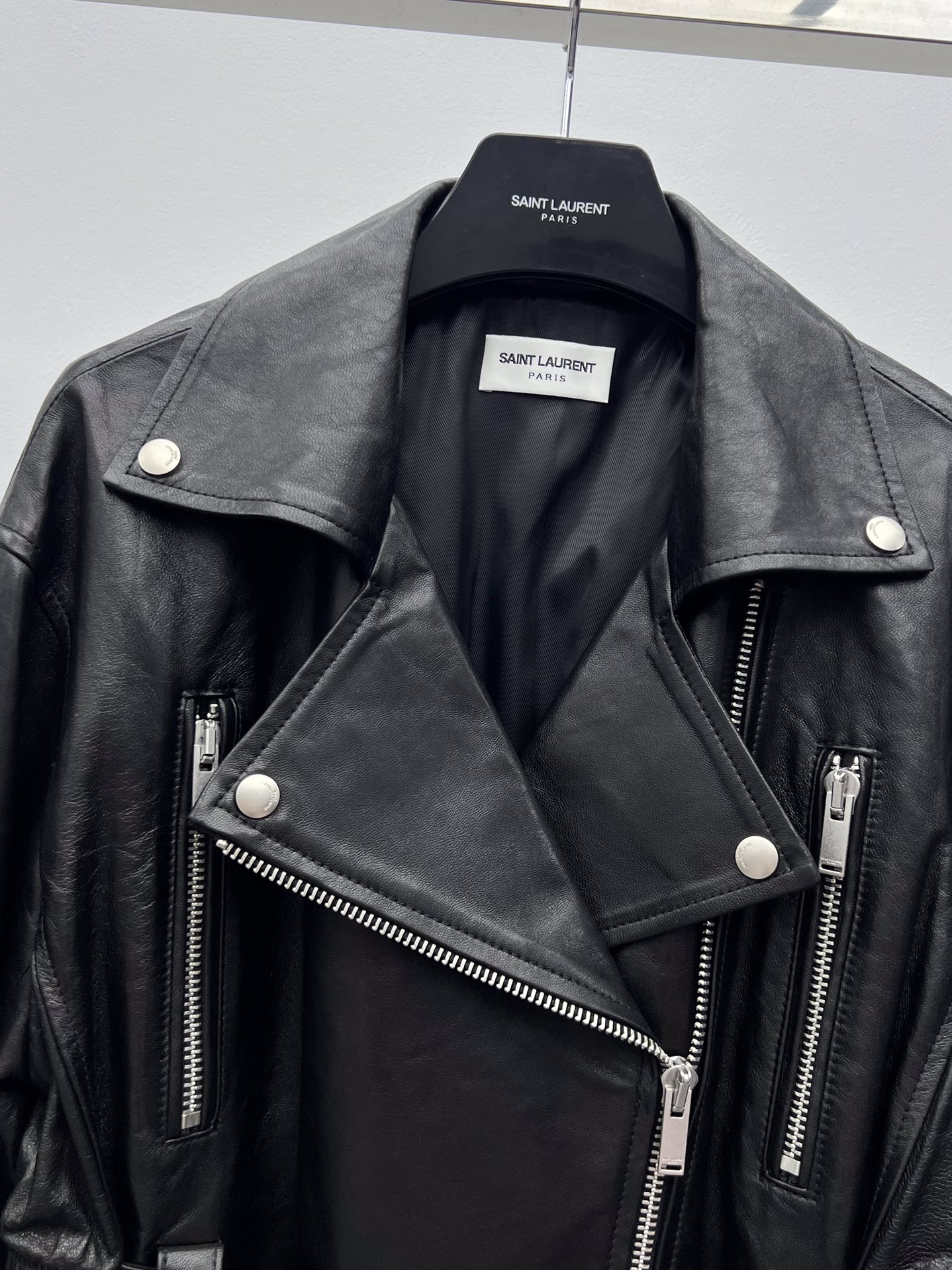 Title: Saint Laurent Women’s Dustproof Coat with Sheep Hide Material and Adjustable Belt Summary: Saint Laurent’s p2400 coat for women features sheep hide material, custom hardware, adjustable belt, and - 图片 3