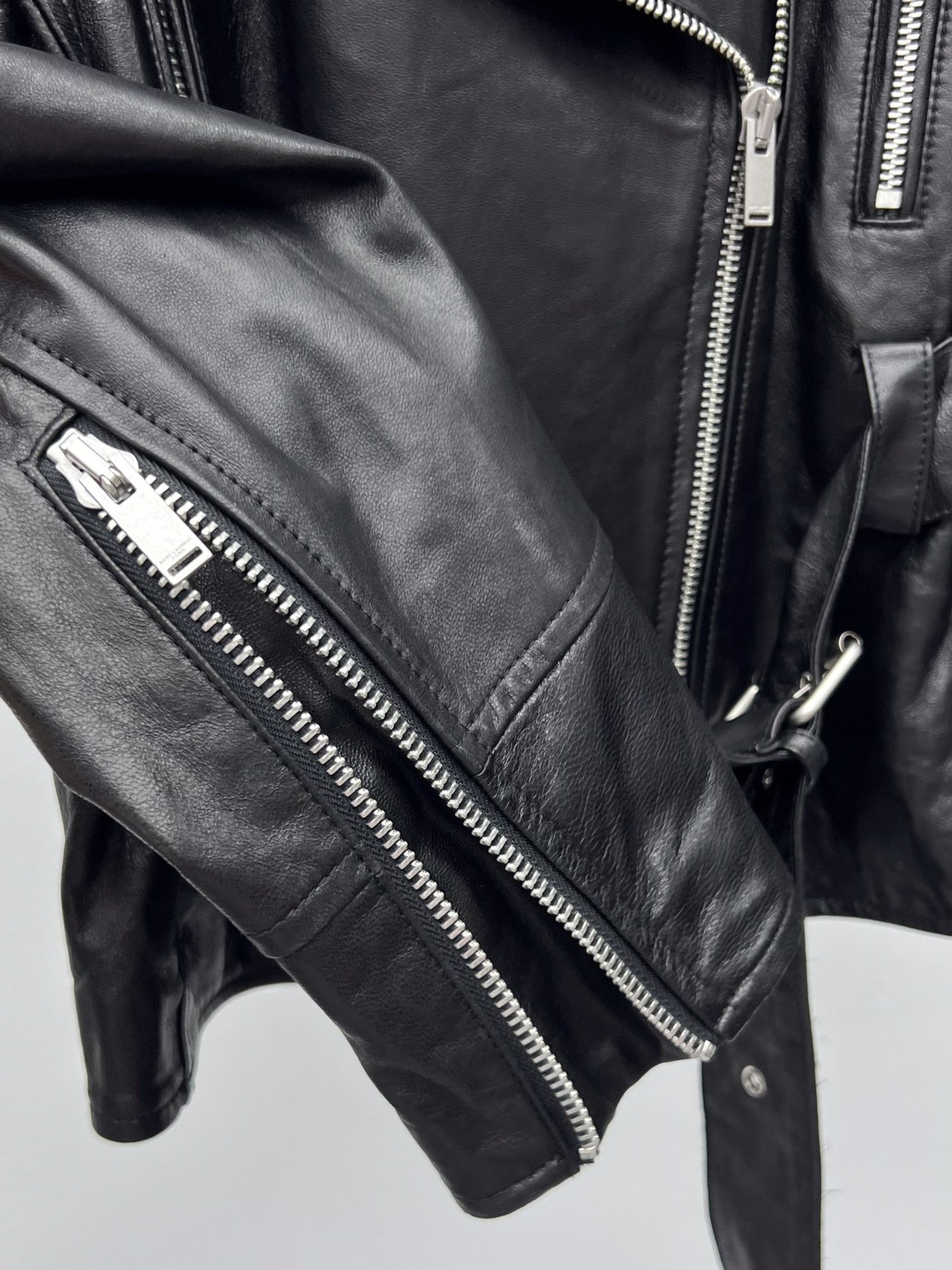 Title: Saint Laurent Women’s Dustproof Coat with Sheep Hide Material and Adjustable Belt Summary: Saint Laurent’s p2400 coat for women features sheep hide material, custom hardware, adjustable belt, and - 图片 5