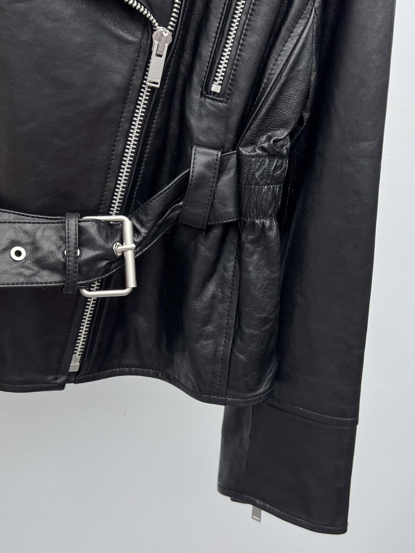 Title: Saint Laurent Women’s Dustproof Coat with Sheep Hide Material and Adjustable Belt Summary: Saint Laurent’s p2400 coat for women features sheep hide material, custom hardware, adjustable belt, and - 图片 6