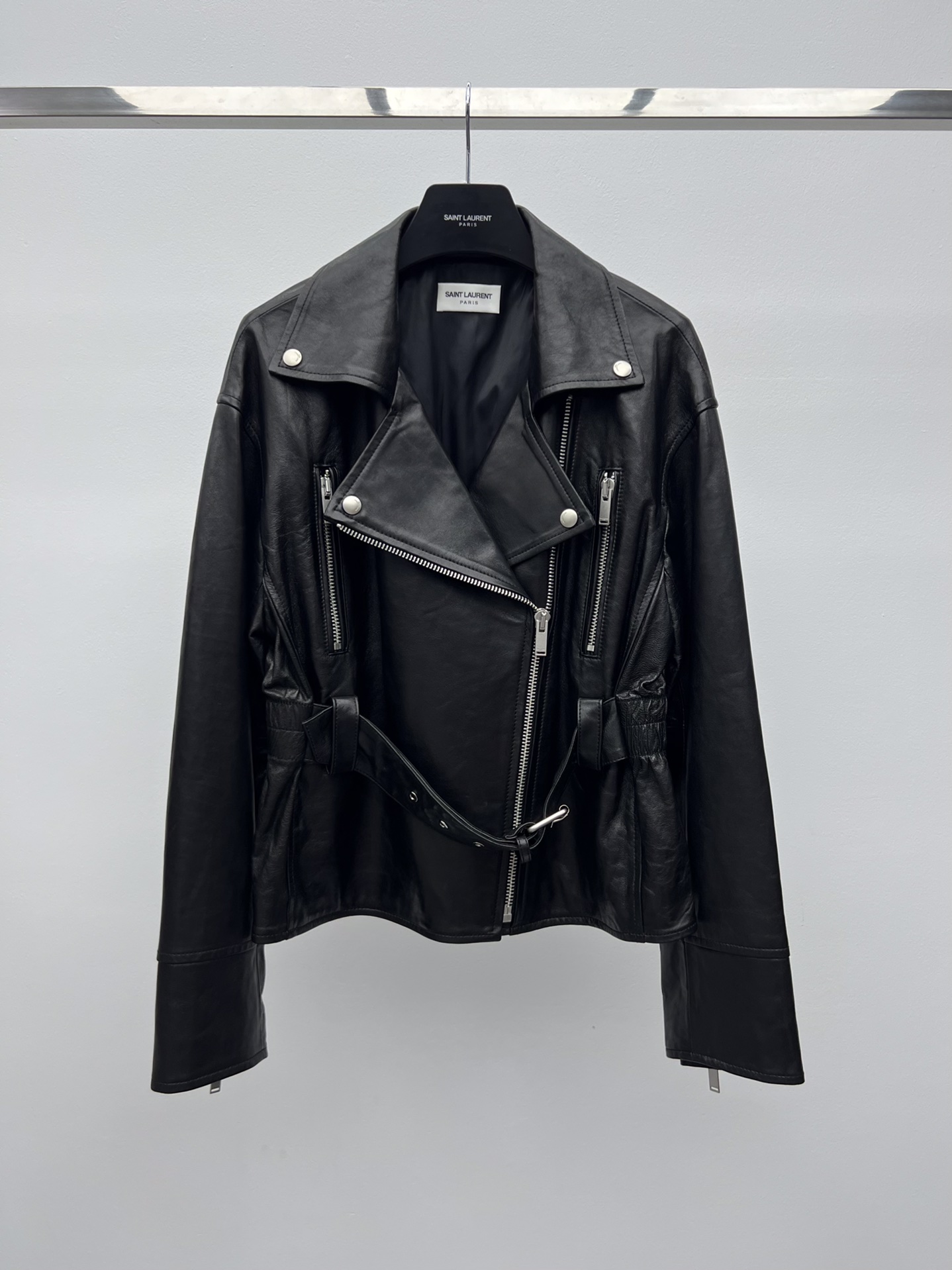 Title: Saint Laurent Women’s Dustproof Coat with Sheep Hide Material and Adjustable Belt Summary: Saint Laurent’s p2400 coat for women features sheep hide material, custom hardware, adjustable belt, and - 图片 2