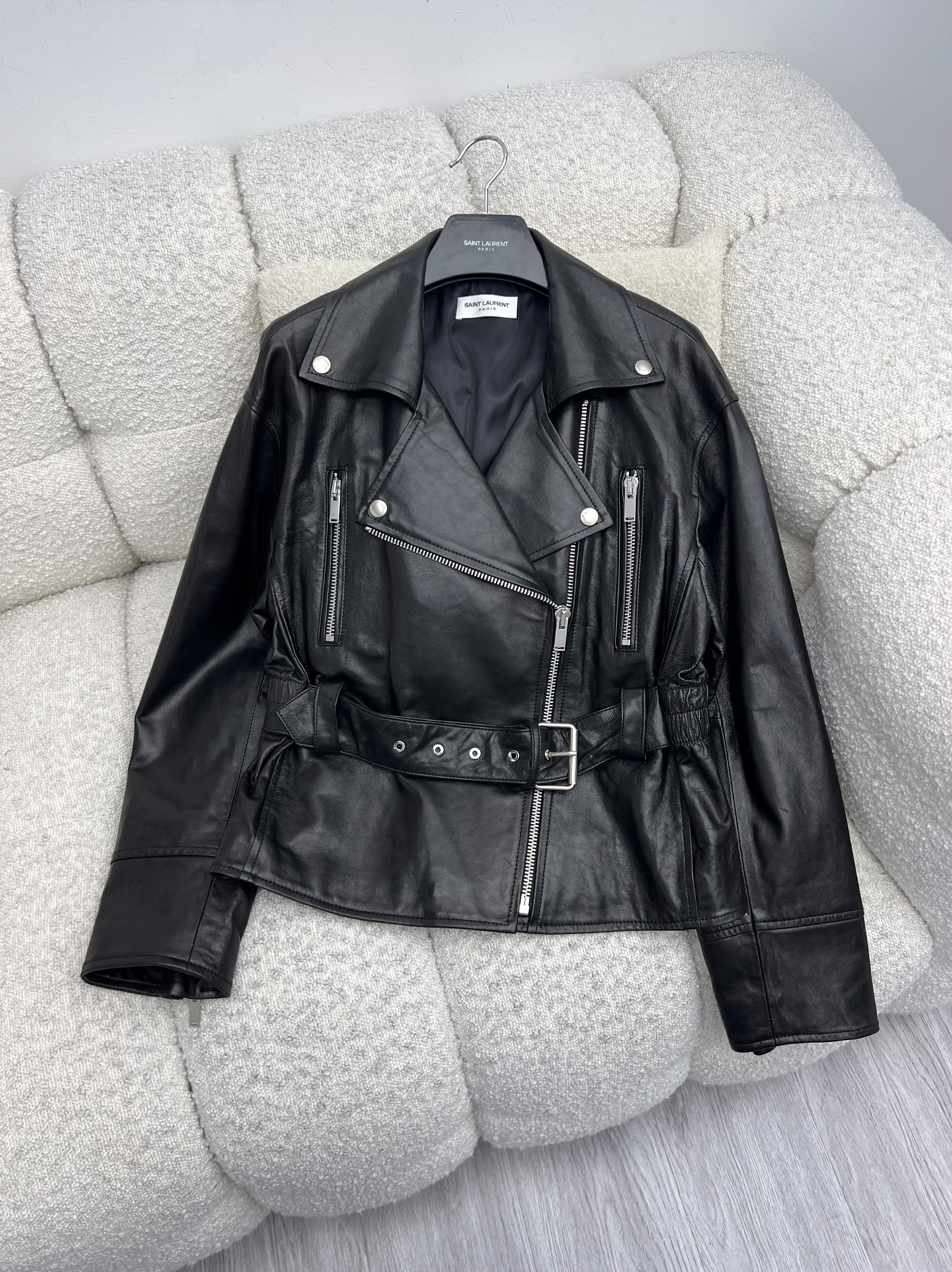 Title: Saint Laurent Women’s Dustproof Coat with Sheep Hide Material and Adjustable Belt Summary: Saint Laurent’s p2400 coat for women features sheep hide material, custom hardware, adjustable belt, and - 图片 9