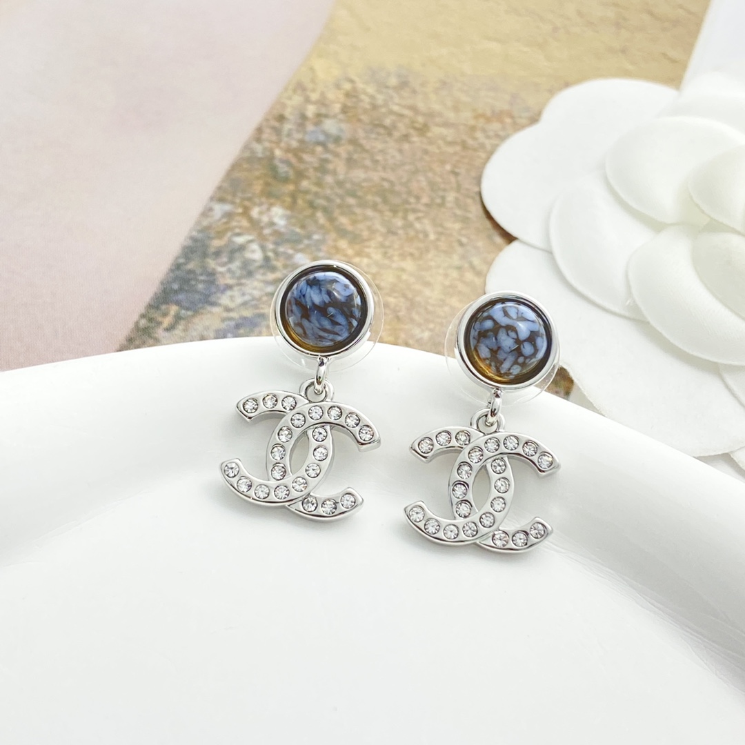 Chanel Drop Earrings with Faux Pearl and Crystal CC Logo 5 i1755328981 1064 2