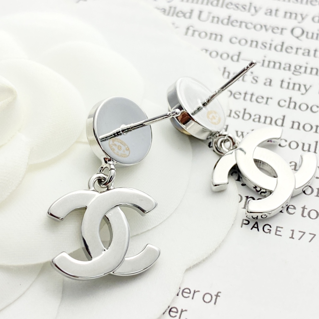 Chanel Drop Earrings with Faux Pearl and Crystal CC Logo 4 i1755328981 2801 1