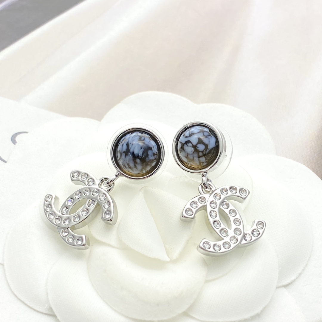 Chanel Drop Earrings with Faux Pearl and Crystal CC Logo 3 i1755328981 6889 0