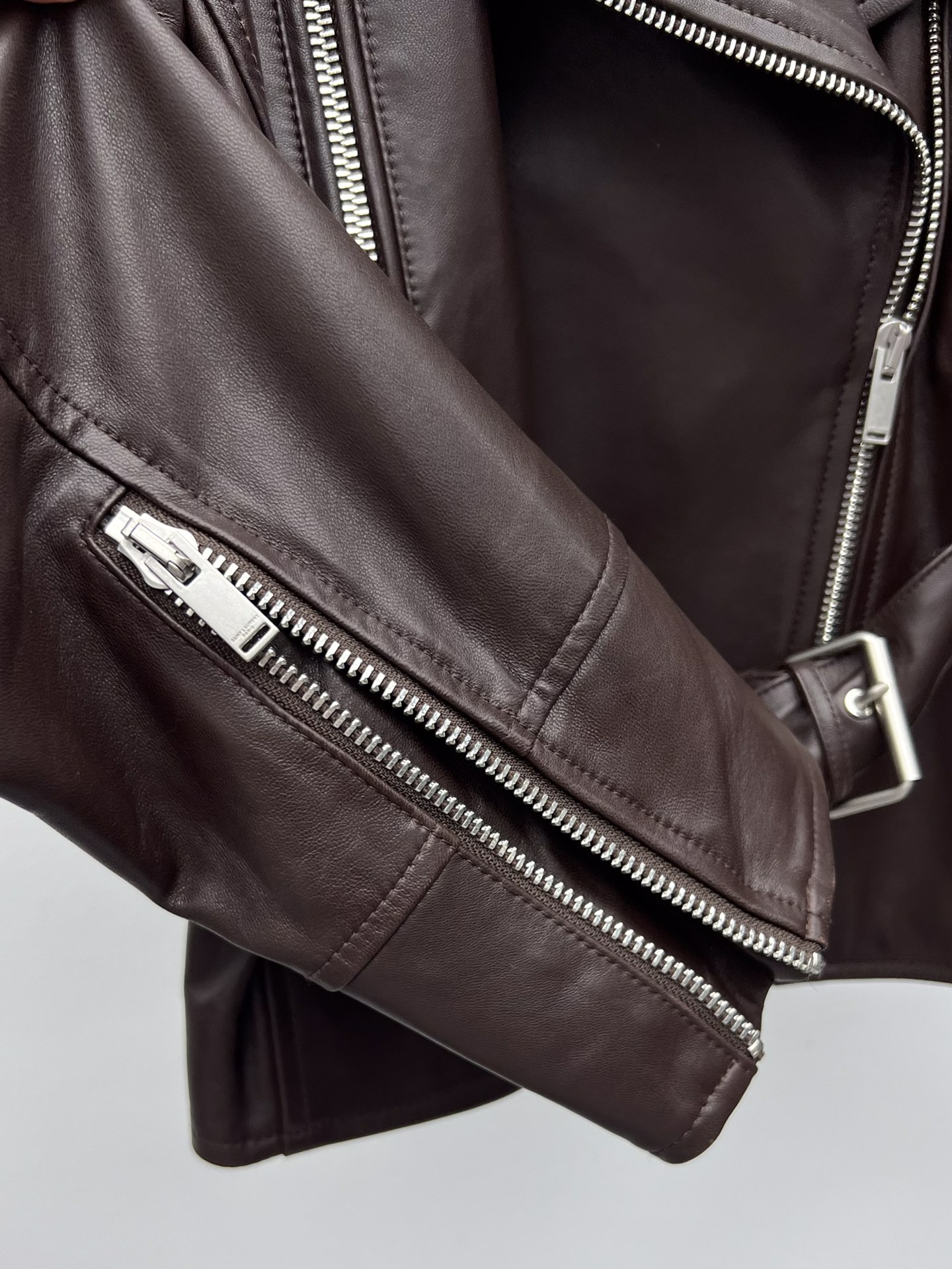 “Saint Laurent Women’s Sheep Hide Coat with Adjustable Belt and Custom Logo Hardware” - 图片 4