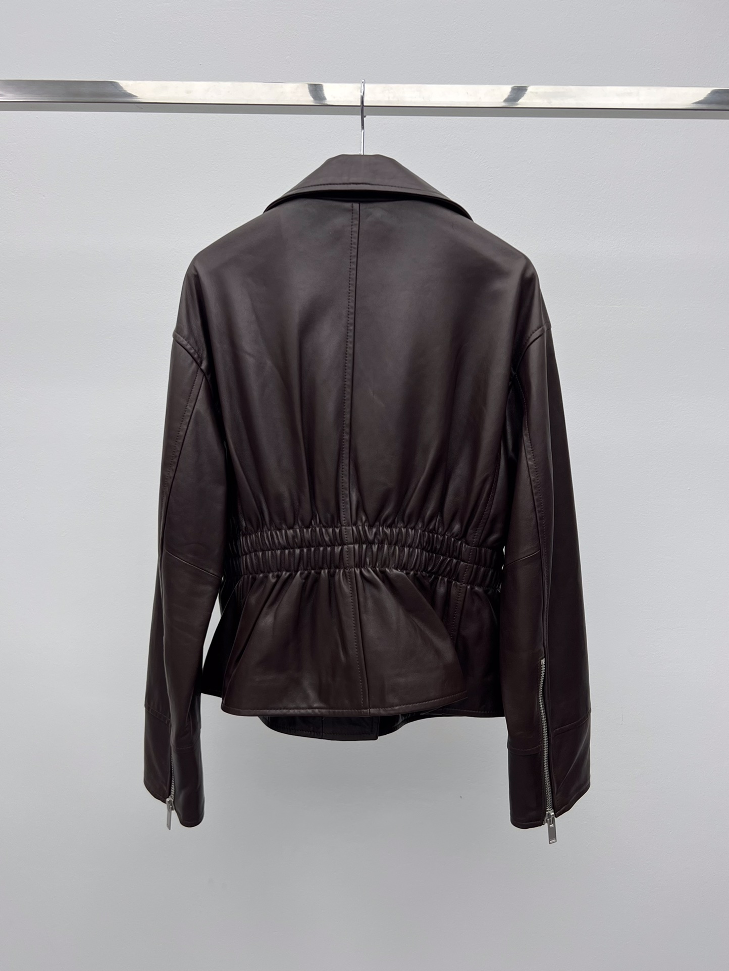 “Saint Laurent Women’s Sheep Hide Coat with Adjustable Belt and Custom Logo Hardware” - 图片 6