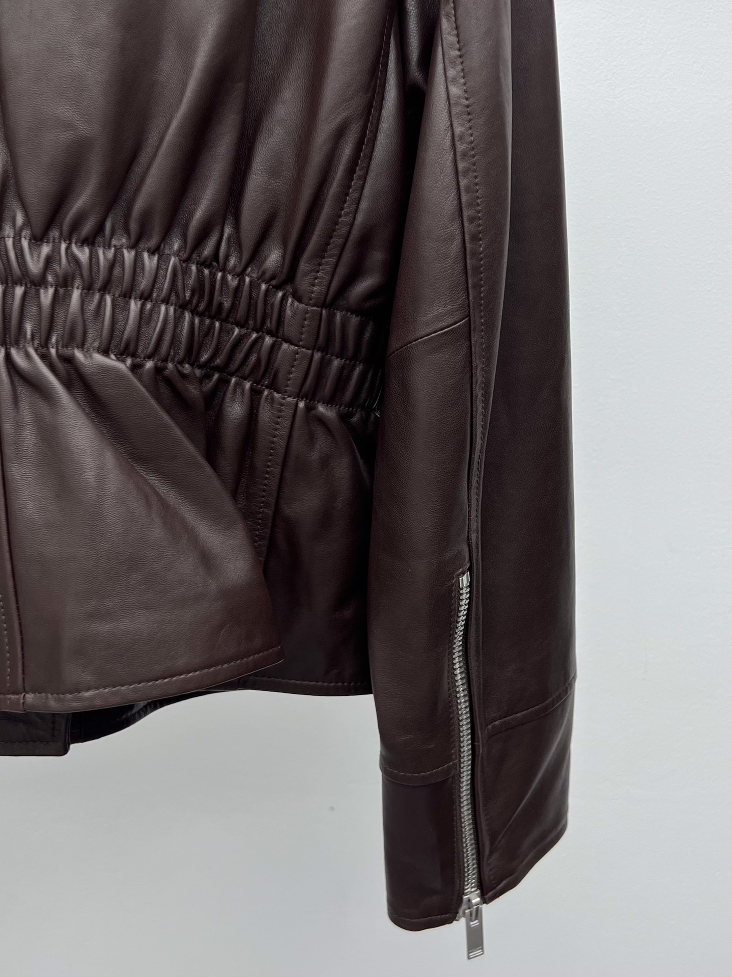 “Saint Laurent Women’s Sheep Hide Coat with Adjustable Belt and Custom Logo Hardware” - 图片 7