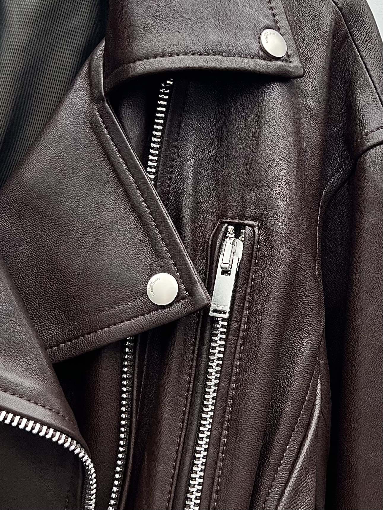 “Saint Laurent Women’s Sheep Hide Coat with Adjustable Belt and Custom Logo Hardware” - 图片 3