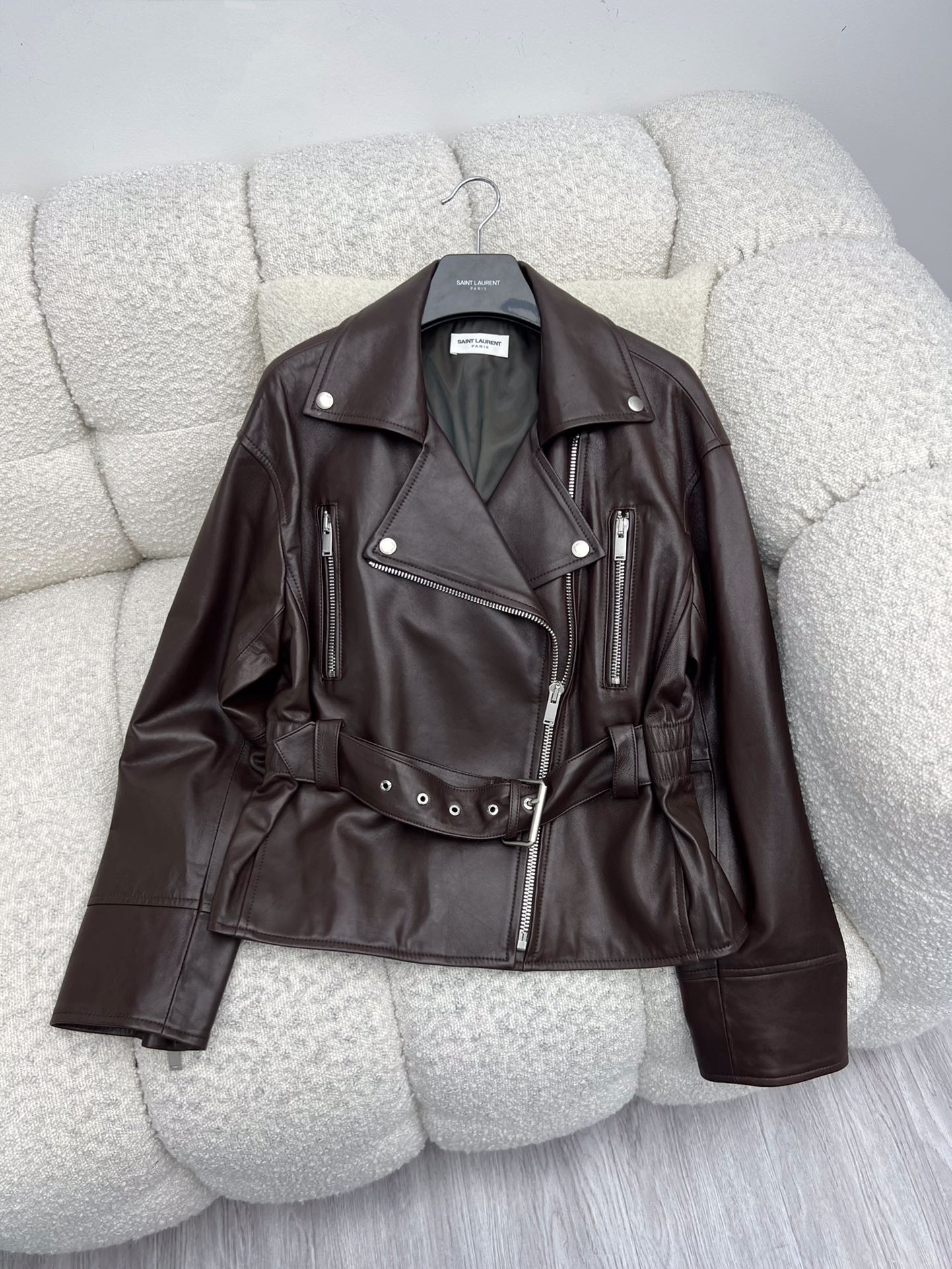 “Saint Laurent Women’s Sheep Hide Coat with Adjustable Belt and Custom Logo Hardware” - 图片 8