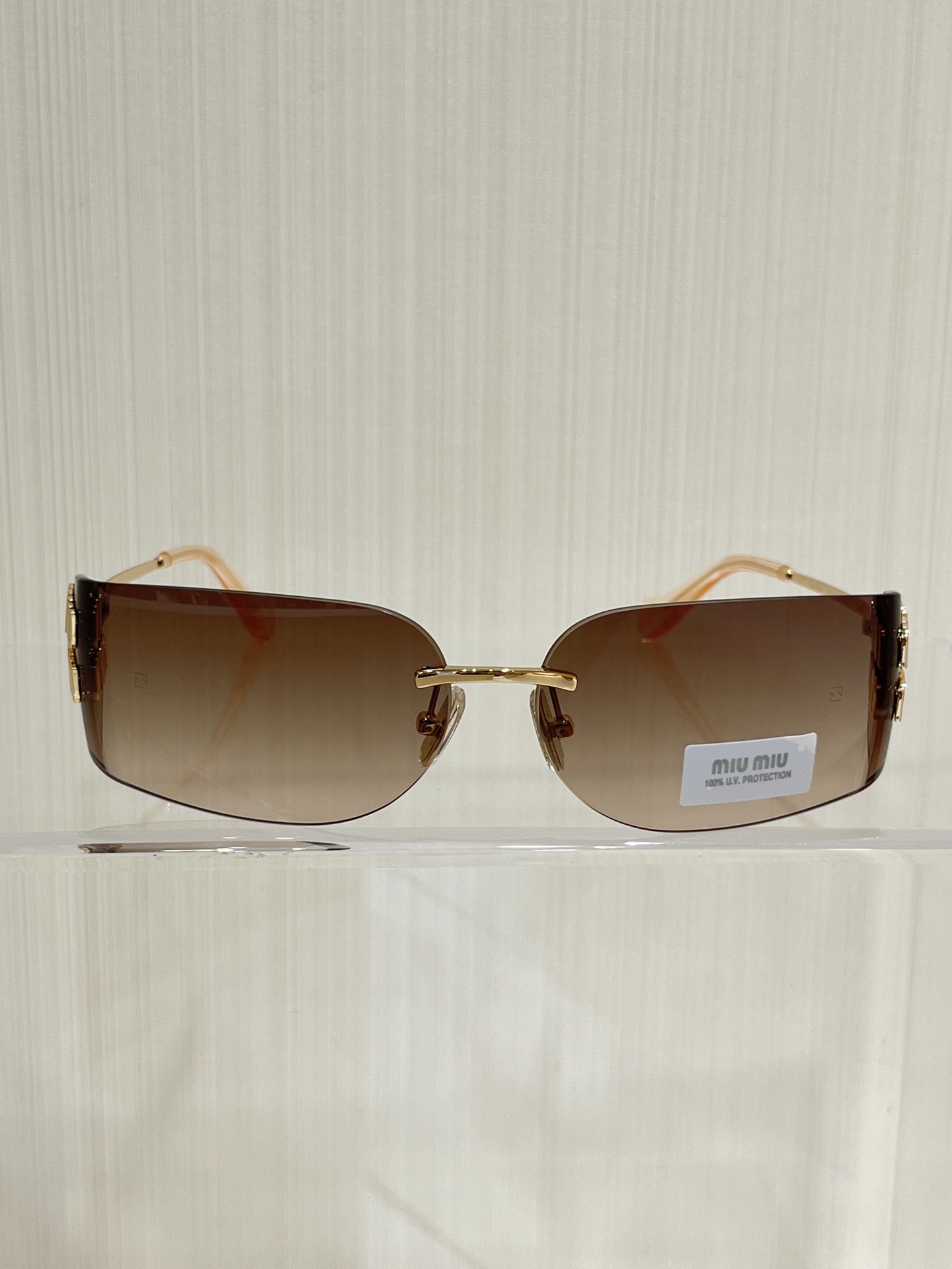 Солнечные очки Miu Miu