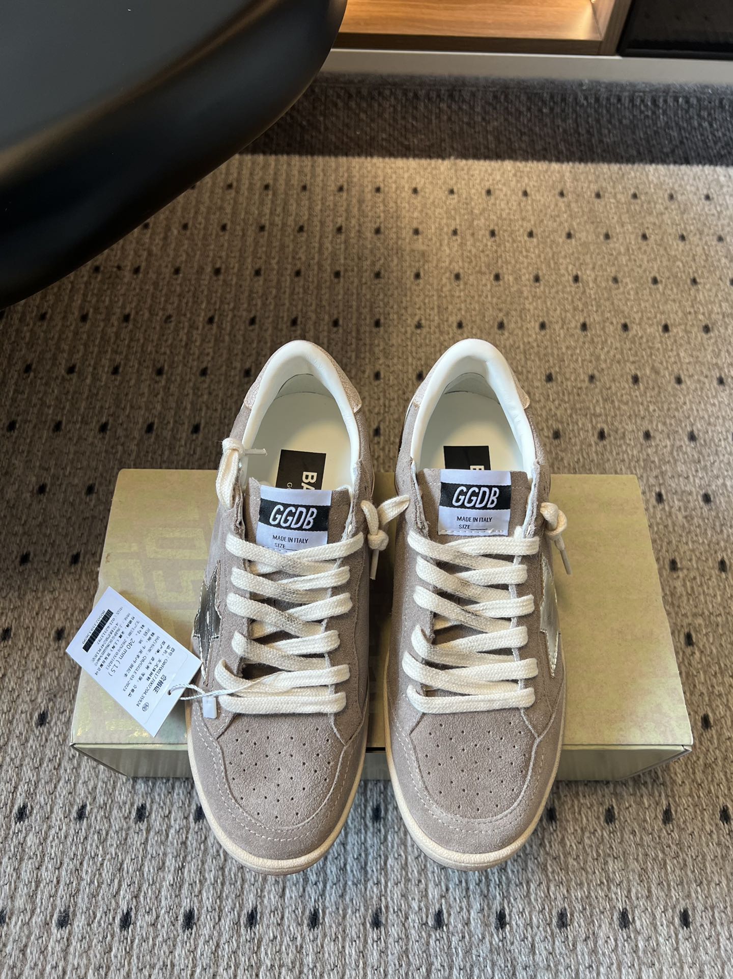 NO:462278,GGDB Golden Goos* 25ss German training shoes ggdb classic couples small dirty shoes. To the point of being popular, white shoes, and various small dirty shoes are worn!  Celebrity private server demonstration × It’s so versatile!  No need to worry about washing shoes anymore!  Original custom cowhide (the essence of old making) inner towel + cowhide foot pad, original mold opening 3.5cm high-rise latex insole, irregular hand-polished torn upper, even the sole is polished and worn. Upper cowhide, inner cowhide, outer cowhide, TPU sole, Size# women's 35-40 (40 custom made without return or exchange), casual shoes/sports shoes, sneakers, cowhide19860909GGDB Golden Goos* 25ss 德训鞋 ggdb经典情侣款小脏鞋 火红程度上怼小白鞋,下踩各类小脏鞋！ 明星私服上脚示范 ×就是这么百搭 ！再也不用担心洗鞋的问题啦！ 鞋面原版定制牛皮（做旧精髓所在）内里毛巾+牛皮垫脚,原版开模3.5cm内增高乳胶鞋垫 不规则手工打磨做破鞋面,就连鞋底也是打磨做旧的 鞋面牛皮面 内里牛里 大底TPU大底 Size#女35-40（40订做不退换）,休闲鞋/运动鞋,sneakers,cowhide,Women's Shoes