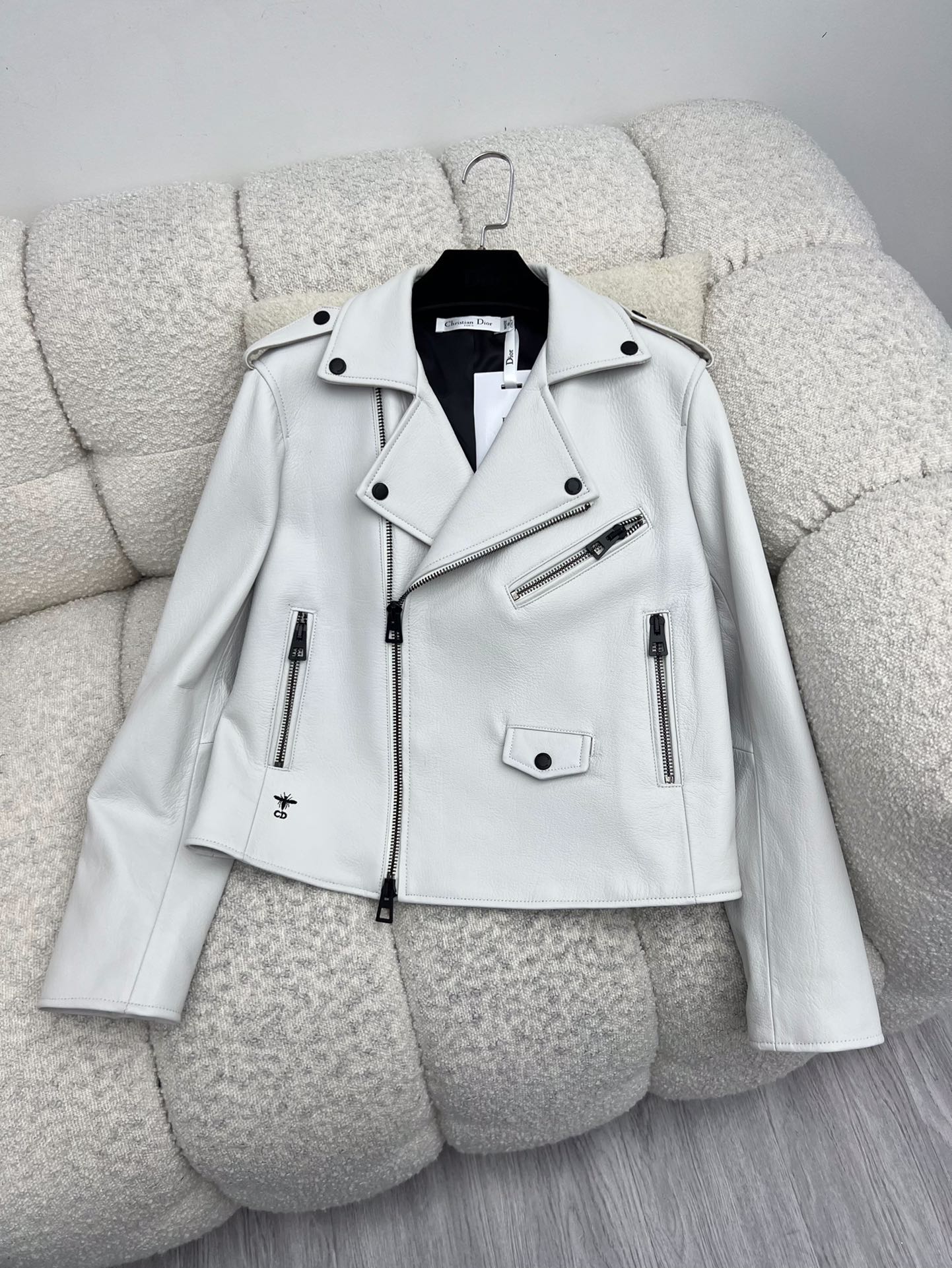 “Women’s Sheep Hide Coat: Miss Dior Style with Asymmetrical Zippers and Dustproof Bag” - 图片 8