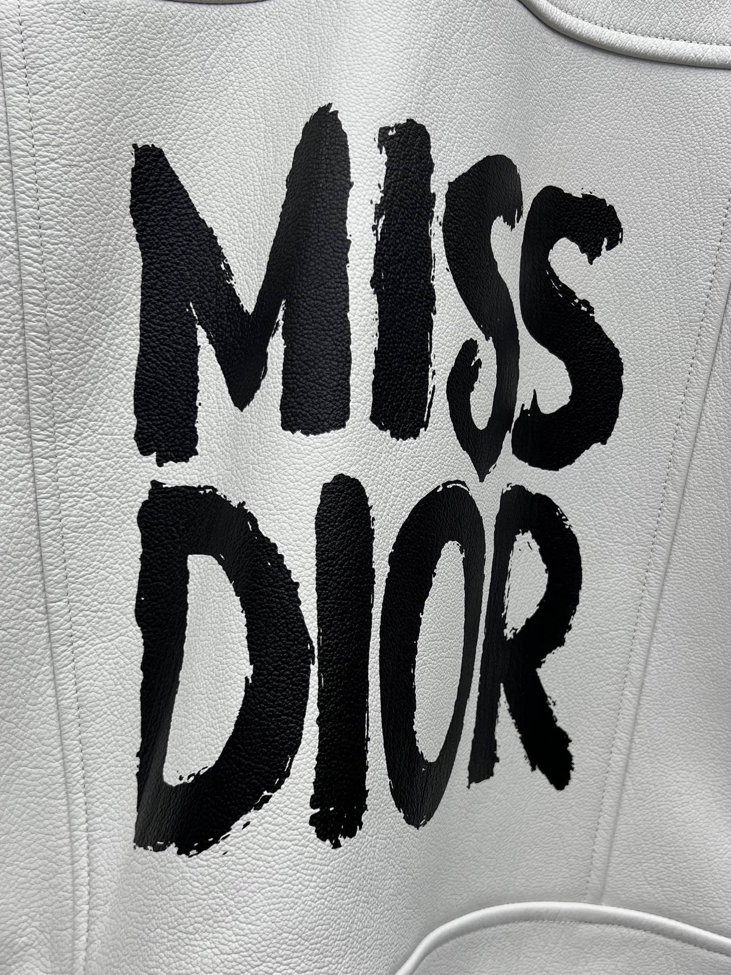 “Women’s Sheep Hide Coat: Miss Dior Style with Asymmetrical Zippers and Dustproof Bag” - 图片 7