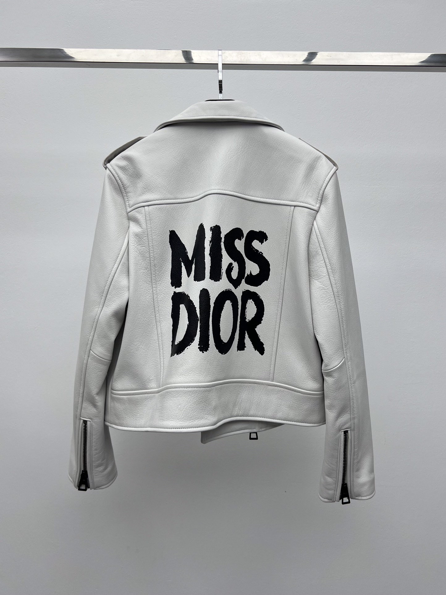 “Women’s Sheep Hide Coat: Miss Dior Style with Asymmetrical Zippers and Dustproof Bag” - 图片 6