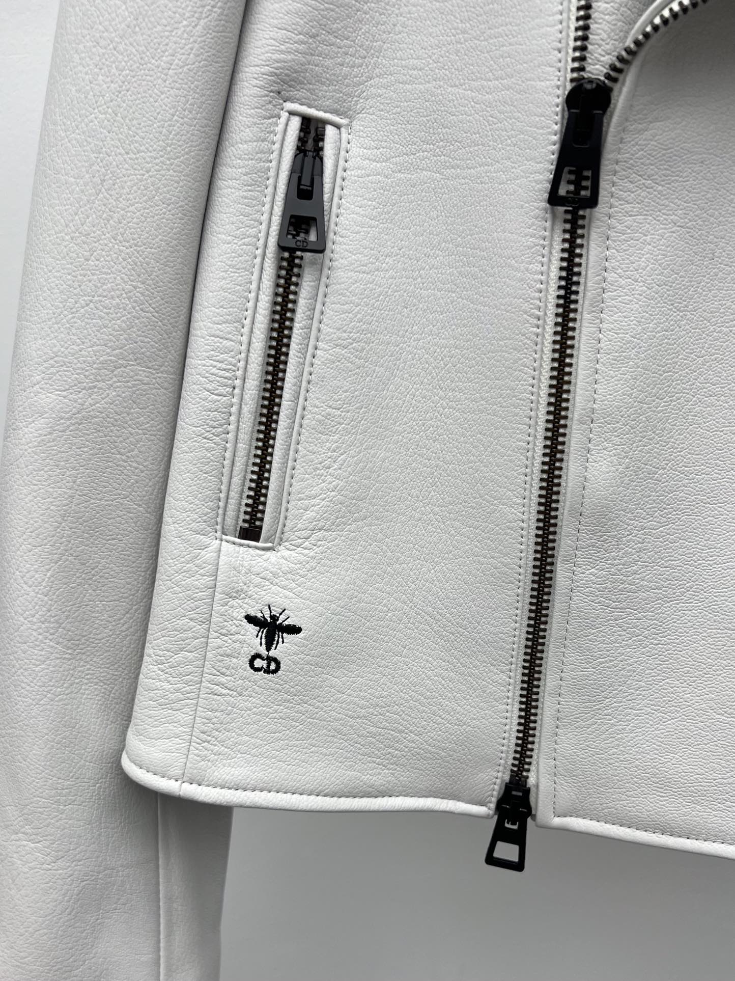 “Women’s Sheep Hide Coat: Miss Dior Style with Asymmetrical Zippers and Dustproof Bag” - 图片 4