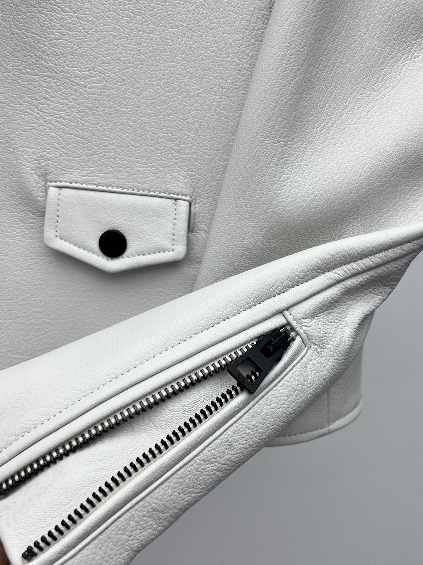 “Women’s Sheep Hide Coat: Miss Dior Style with Asymmetrical Zippers and Dustproof Bag” - 图片 5