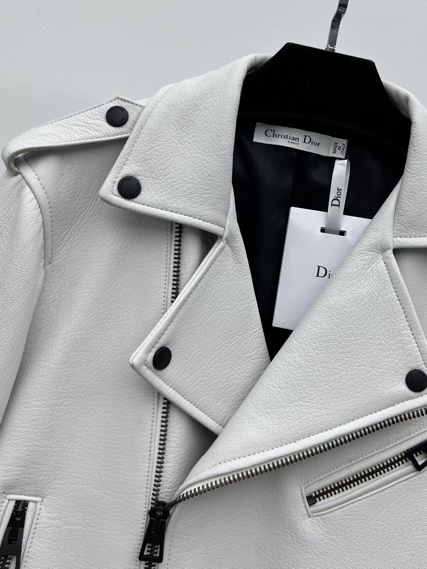 “Women’s Sheep Hide Coat: Miss Dior Style with Asymmetrical Zippers and Dustproof Bag” - 图片 2