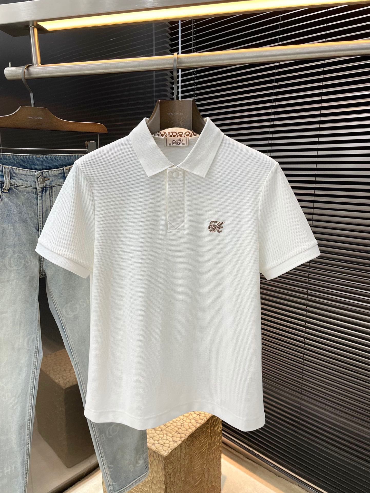 NO:508230,P HERMES (Hermes) has the latest POLO short-sleeved spring and summer style, using the latest mulberry silk fabric, which is resistant to washing and not easy to fade, has a soft feel and soft and comfortable composition. Classic design style, special customization, simple cutting and splicing, reflecting the extraordinary craftsmanship of workers, full of high-end and fashionable feeling!  The style is quite good at casual and versatile. Size M-3XL, hermes, hermes, T-shirt, alexander wang19860909P  HERMES（爱马仕）春夏最新款POLO短袖,采用最新桑蚕丝面料,耐水洗不易掉色,手感柔软、成分柔软舒适 经典设计风格 特殊定制 简单的裁剪方式拼接,体现出工人不凡的工艺,高端时尚感十足！版型相当赞休闲百搭款.尺码 M-3XL,,hermes,hermes,T-shirt,alexander wang,Men's clothing