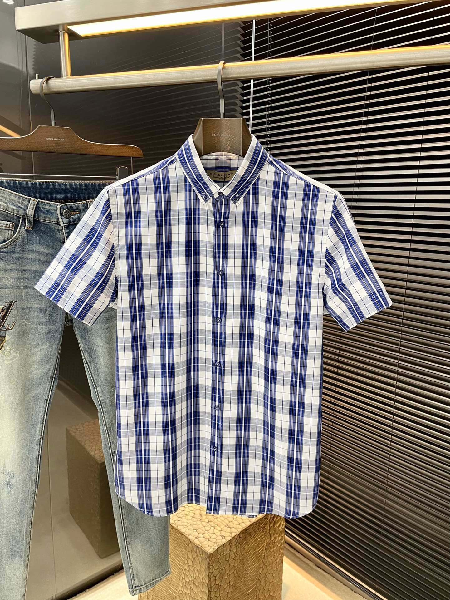 NO:508235,P Burberry- (Burberry) Spring and Summer New Products, same style as celebrities. While reinterpreting classic elements, the latest trendy accessories are favored by fashion people. The simple style makes you more personalized, and the cotton fabric shows an elegant and gentlemanly style. The special shirt fabric presents you with a different hi-tail shirt. It is soft and skin-friendly, with a smooth and delicate touch, straight dress, and a SLIM FIT tailored. It is absolutely crisp and handsome!  It is a slim style. It is a good choice for versatile daily or business occasions. It is high-quality, perfect and handsome in business and casual!  Size 48-58, burberry,burberry,shirts,alexander wang19860909P  Burberry-（巴宝莉）春夏新品 明星同款 重新诠释经典元素的同时,最新潮流配饰 时尚人士的青睐 简约的风格令您更具个性,棉面料展现典雅绅士风范.特殊的衬衫面料为你呈现不一样的高定衬衣 绵软亲肤,手感柔滑细腻,穿着笔挺,剪裁属于SLIM FIT 绝对挺括帅气的版型！属于修身款式 百搭日常或者商务场合都是很好的选择,高品质的,商务休闲完美帅气驾驭！尺码 48-58,,burberry,burberry,shirts,alexander wang,Men's clothing