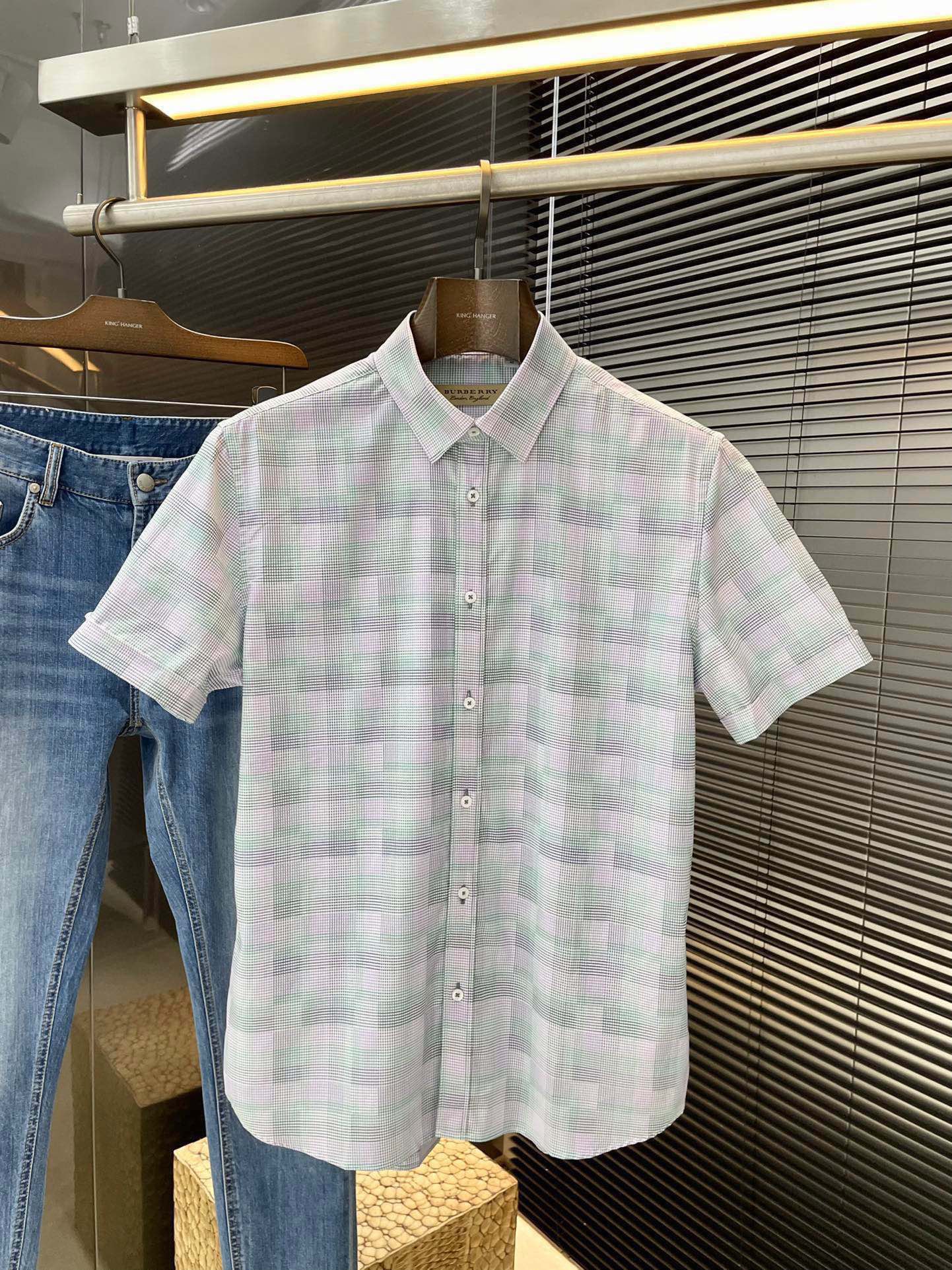 NO:508240,P Burberry- (Burberry) Summer new product, same style as celebrities. While reinterpreting classic elements, the latest trendy accessories are favored by fashion people. The simple style makes you more personalized, and the cotton fabric shows an elegant and gentlemanly style. The special shirt fabric presents you with a different hi-tail shirt. It is soft and skin-friendly, with a smooth and delicate touch, straight dress, and a SLIM FIT tailored. It is absolutely crisp and handsome!  It is a slim style. It is a good choice for versatile daily or business occasions. It is high-quality, perfect and handsome in business and casual!  Size 48-58, burberry,burberry,shirts,alexander wang19860909P  Burberry-（巴宝莉） 夏季新品 明星同款 重新诠释经典元素的同时,最新潮流配饰 时尚人士的青睐 简约的风格令您更具个性,棉面料展现典雅绅士风范.特殊的衬衫面料为你呈现不一样的高定衬衣 绵软亲肤,手感柔滑细腻,穿着笔挺,剪裁属于SLIM FIT 绝对挺括帅气的版型！属于修身款式 百搭日常或者商务场合都是很好的选择,高品质的,商务休闲完美帅气驾驭！尺码 48-58,,burberry,burberry,shirts,alexander wang,Men's clothing