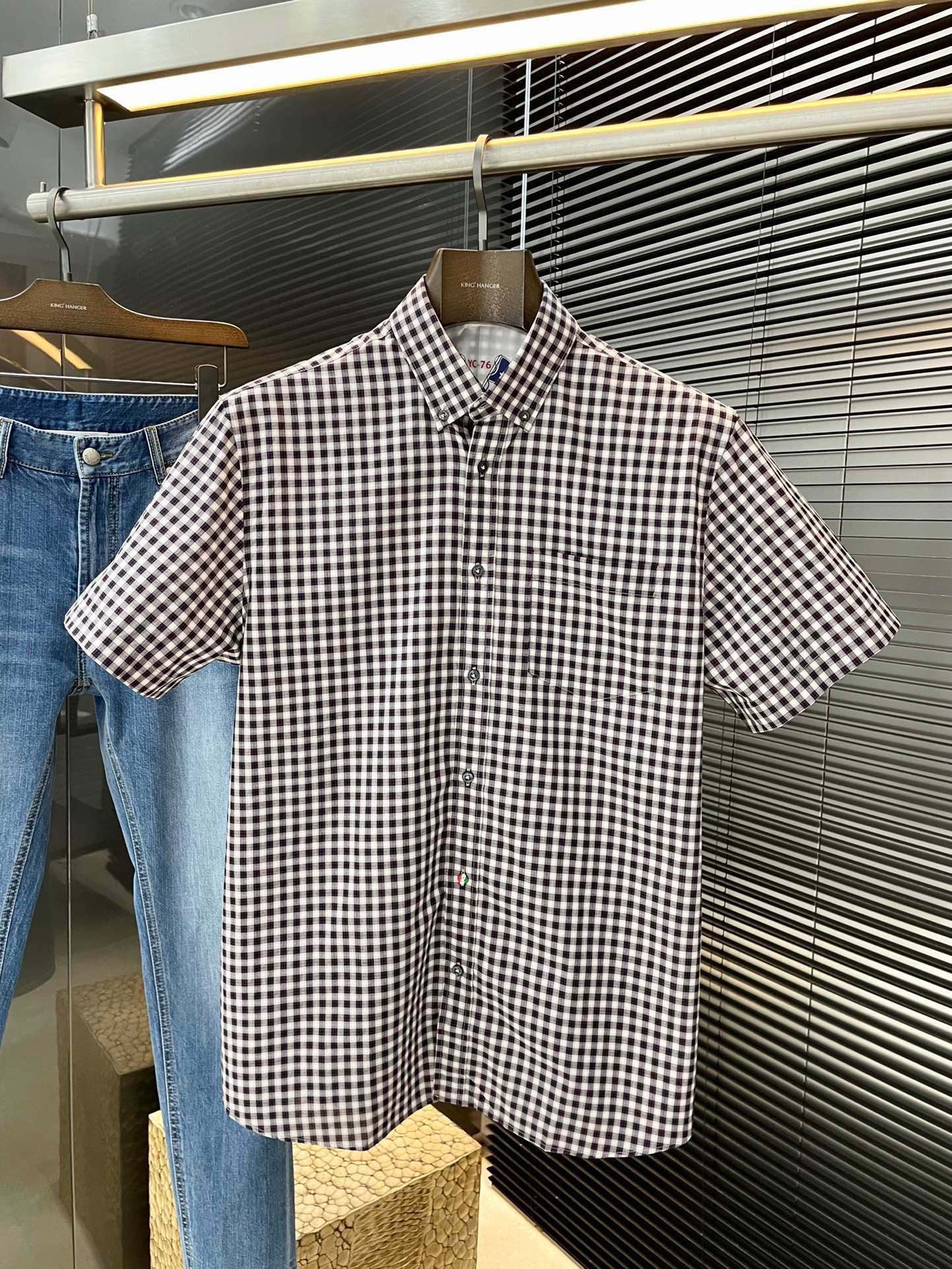 NO:508202,P Thom Brwne- (Tom Brown) Spring and Summer New Products, same style as celebrities. While reinterpreting classic elements, the latest trendy accessories are favored by fashion people. The simple style makes you more personalized, and the cotton fabric shows an elegant and gentlemanly style. The special shirt fabric presents you with a different hi-tail shirt. It is soft and skin-friendly, with a smooth and delicate feel, straight dressing, and a SLIM FIT tailored. It is absolutely crisp and handsome!  It is a slim style. It is a good choice for versatile daily or business occasions. It is high-quality, perfect and handsome in business and casual!  Size 48-58, thom browne,shirts,alexander wang19860909P  Thom Brwne-（汤姆布朗）春夏新品 明星同款 重新诠释经典元素的同时,最新潮流配饰 时尚人士的青睐 简约的风格令您更具个性,棉面料展现典雅绅士风范.特殊的衬衫面料为你呈现不一样的高定衬衣 绵软亲肤,手感柔滑细腻,穿着笔挺,剪裁属于SLIM FIT 绝对挺括帅气的版型！属于修身款式 百搭日常或者商务场合都是很好的选择,高品质的,商务休闲完美帅气驾驭！尺码 48-58,,thom browne,shirts,alexander wang,Men's clothing