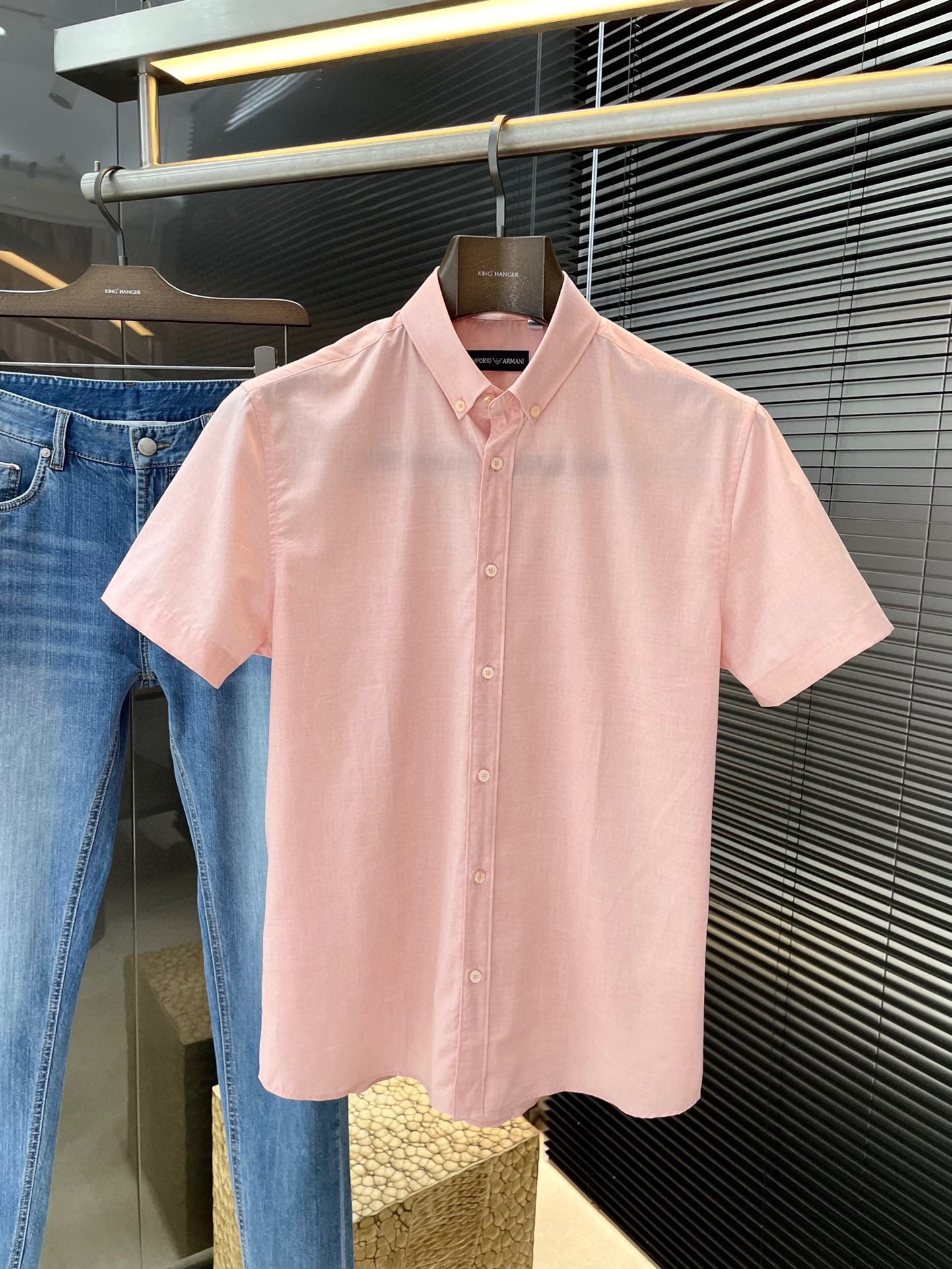 NO:508206,P EmporioArmin- (Armani) Spring and summer new product, same style as celebrities. While reinterpreting classic elements, the latest trendy accessories are favored by fashion people. The simple style makes you more personalized, and the cotton fabric shows an elegant and gentlemanly style. The special shirt fabric presents you with a different hi-tail shirt. It is soft and skin-friendly, with a smooth and delicate feel, straight dressing, and a SLIM FIT cut. It is absolutely crisp and handsome!  It is a slim style. It is a good choice for versatile daily or business occasions. It is high-quality, perfect and handsome in business and casual!  Size 48-58, Armani,shirts,alexander wang19860909P  EmporioArmin-（阿玛尼）春夏新品 明星同款 重新诠释经典元素的同时,最新潮流配饰 时尚人士的青睐 简约的风格令您更具个性,棉面料展现典雅绅士风范.特殊的衬衫面料为你呈现不一样的高定衬衣 绵软亲肤,手感柔滑细腻,穿着笔挺,剪裁属于SLIM FIT 绝对挺括帅气的版型！属于修身款式 百搭日常或者商务场合都是很好的选择,高品质的,商务休闲完美帅气驾驭！尺码 48-58,,armani,shirts,alexander wang,Men's clothing