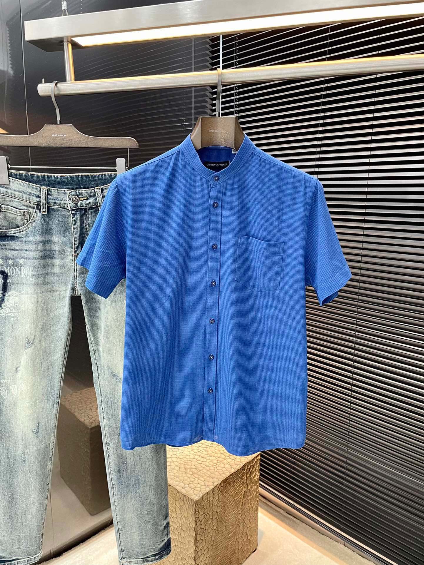 NO:508214,P EmporioArmin- (Armani) Spring and summer new product, same style as celebrities. While reinterpreting classic elements, the latest trendy accessories are favored by fashion people. The simple style makes you more personalized, and the cotton fabric shows an elegant and gentlemanly style. The special shirt fabric presents you with a different hi-tail shirt. It is soft and skin-friendly, with a smooth and delicate feel, straight dressing, and a SLIM FIT cut. It is absolutely crisp and handsome!  It is a slim style. It is a good choice for versatile daily or business occasions. It is high-quality, perfect and handsome in business and casual!  Size 48-58, Armani,shirts,alexander wang19860909P  EmporioArmin-（阿玛尼）春夏新品 明星同款 重新诠释经典元素的同时,最新潮流配饰 时尚人士的青睐 简约的风格令您更具个性,棉面料展现典雅绅士风范.特殊的衬衫面料为你呈现不一样的高定衬衣 绵软亲肤,手感柔滑细腻,穿着笔挺,剪裁属于SLIM FIT 绝对挺括帅气的版型！属于修身款式 百搭日常或者商务场合都是很好的选择,高品质的,商务休闲完美帅气驾驭！尺码 48-58,,armani,shirts,alexander wang,Men's clothing