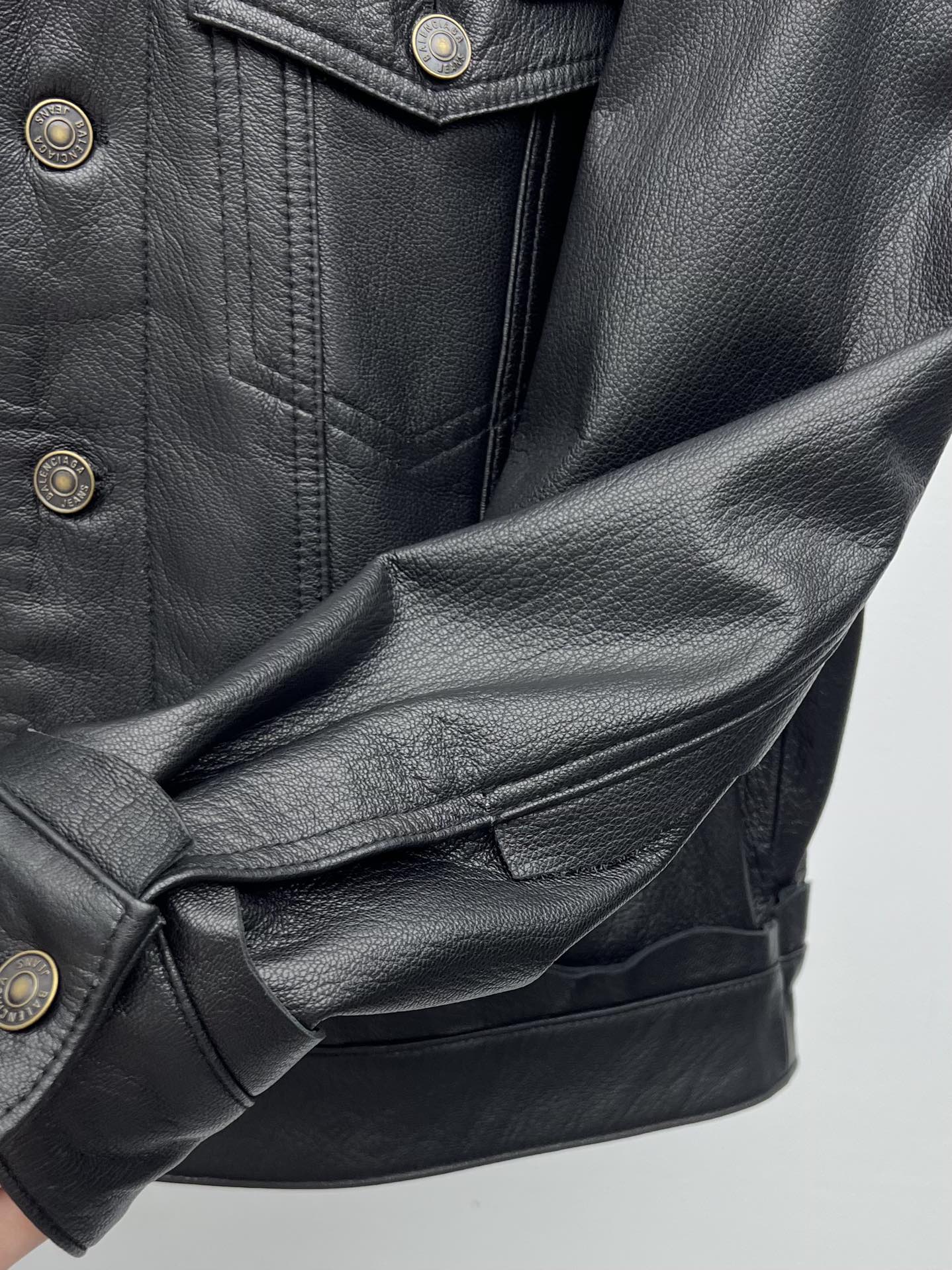 “Balenciaga Sheep Hide Leather Jacket: One-Size-Fits-All Retro Style Coat” - 图片 5