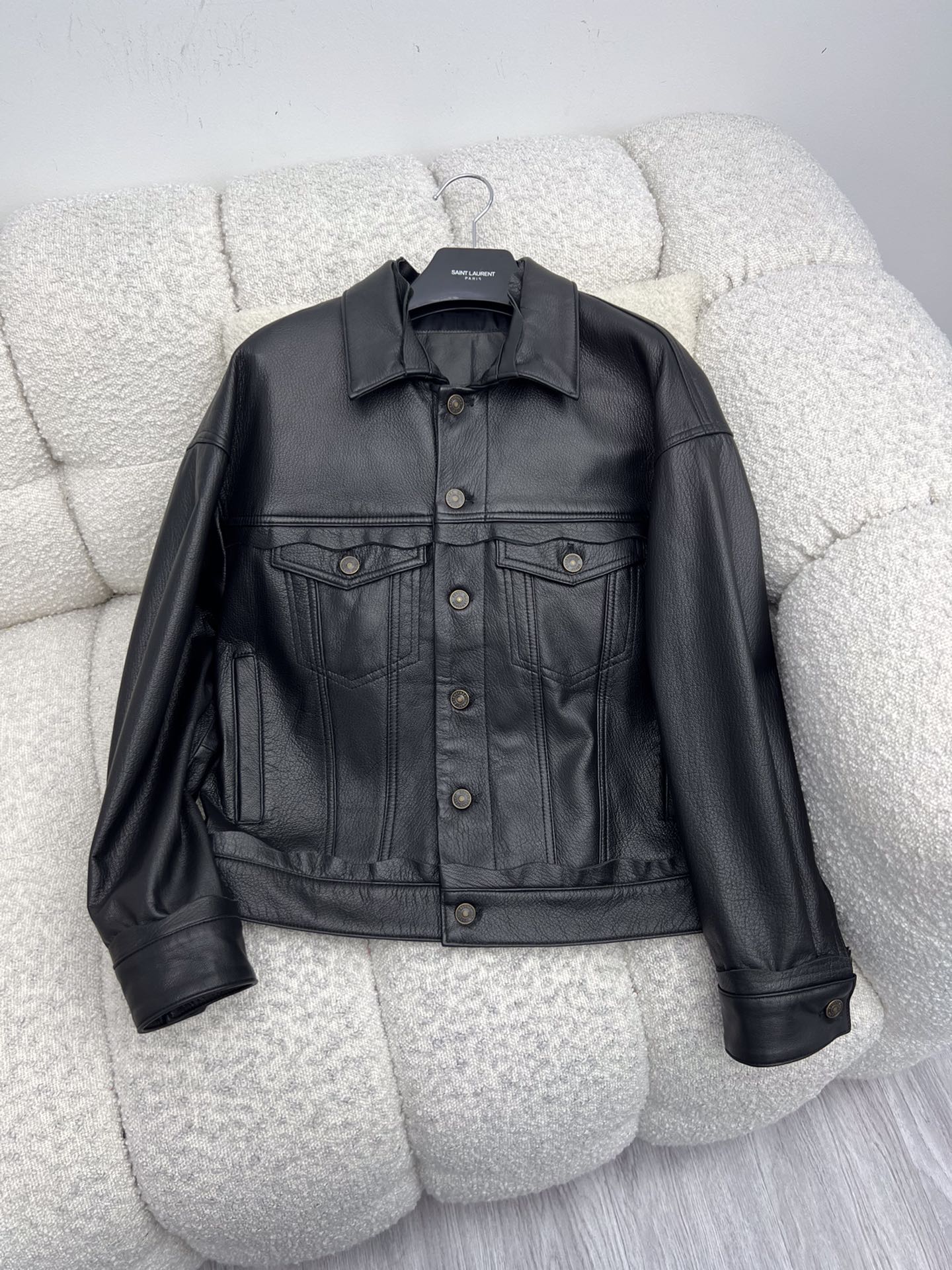 “Balenciaga Sheep Hide Leather Jacket: One-Size-Fits-All Retro Style Coat” - 图片 8