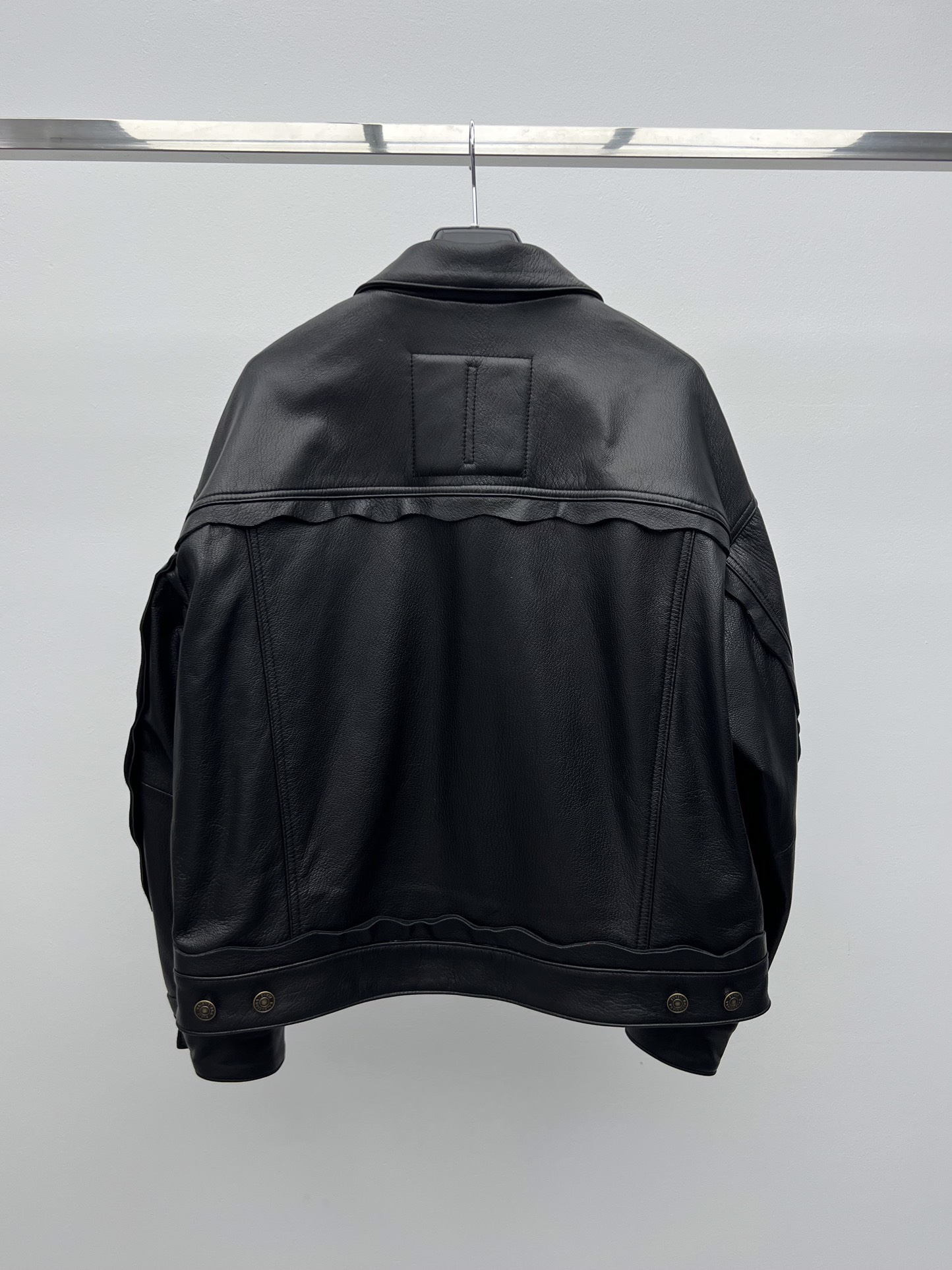 “Balenciaga Sheep Hide Leather Jacket: One-Size-Fits-All Retro Style Coat” - 图片 6
