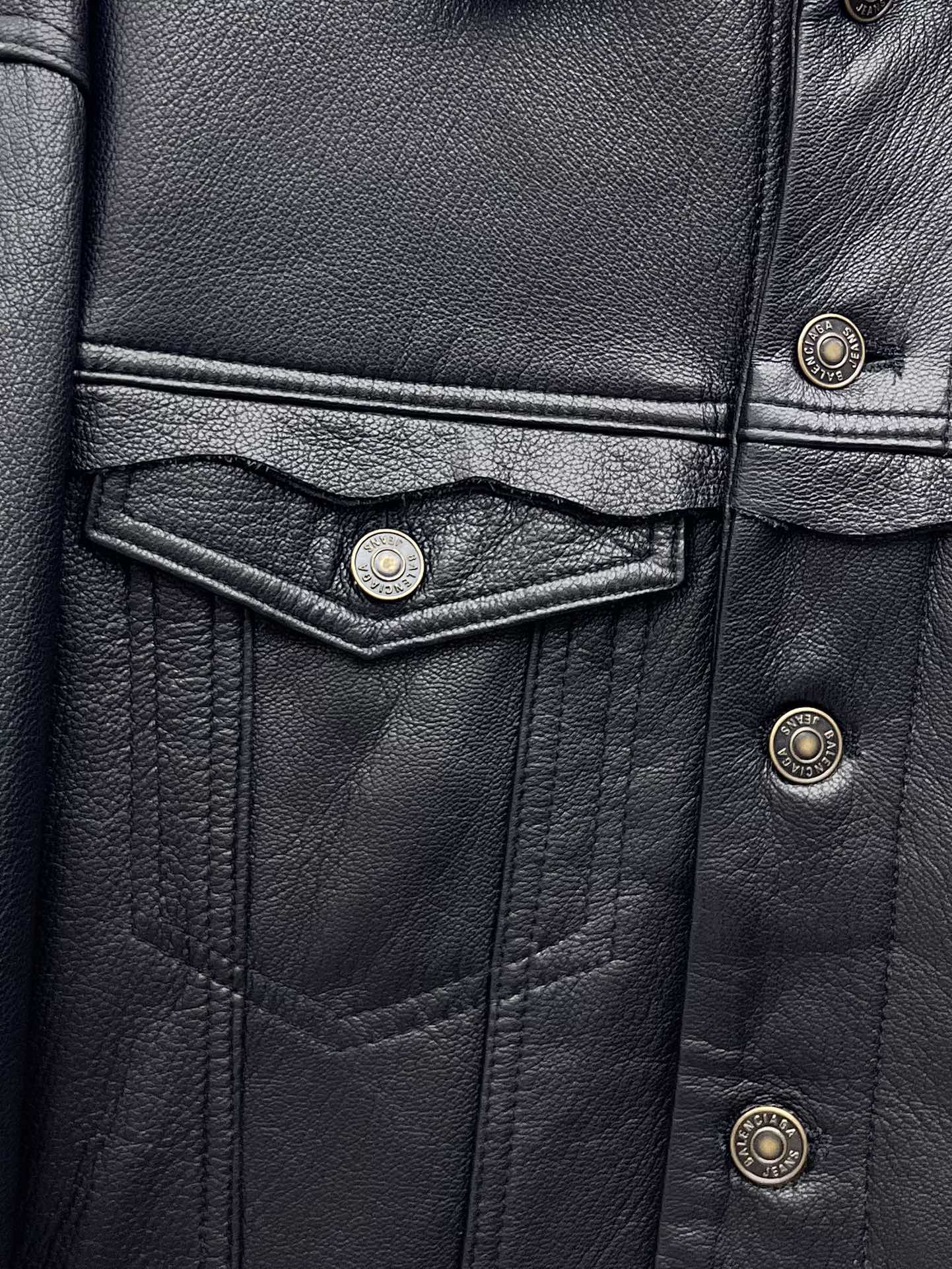 “Balenciaga Sheep Hide Leather Jacket: One-Size-Fits-All Retro Style Coat” - 图片 3