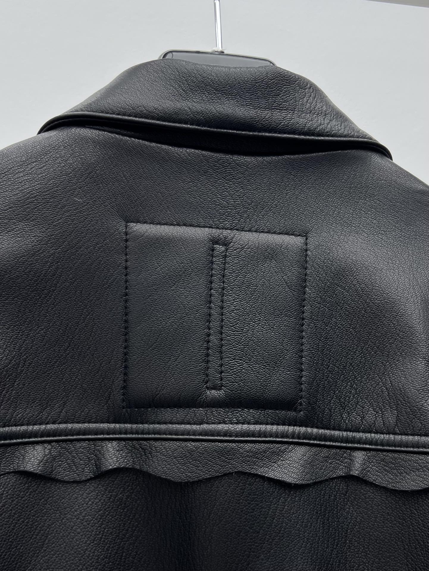 “Balenciaga Sheep Hide Leather Jacket: One-Size-Fits-All Retro Style Coat” - 图片 7
