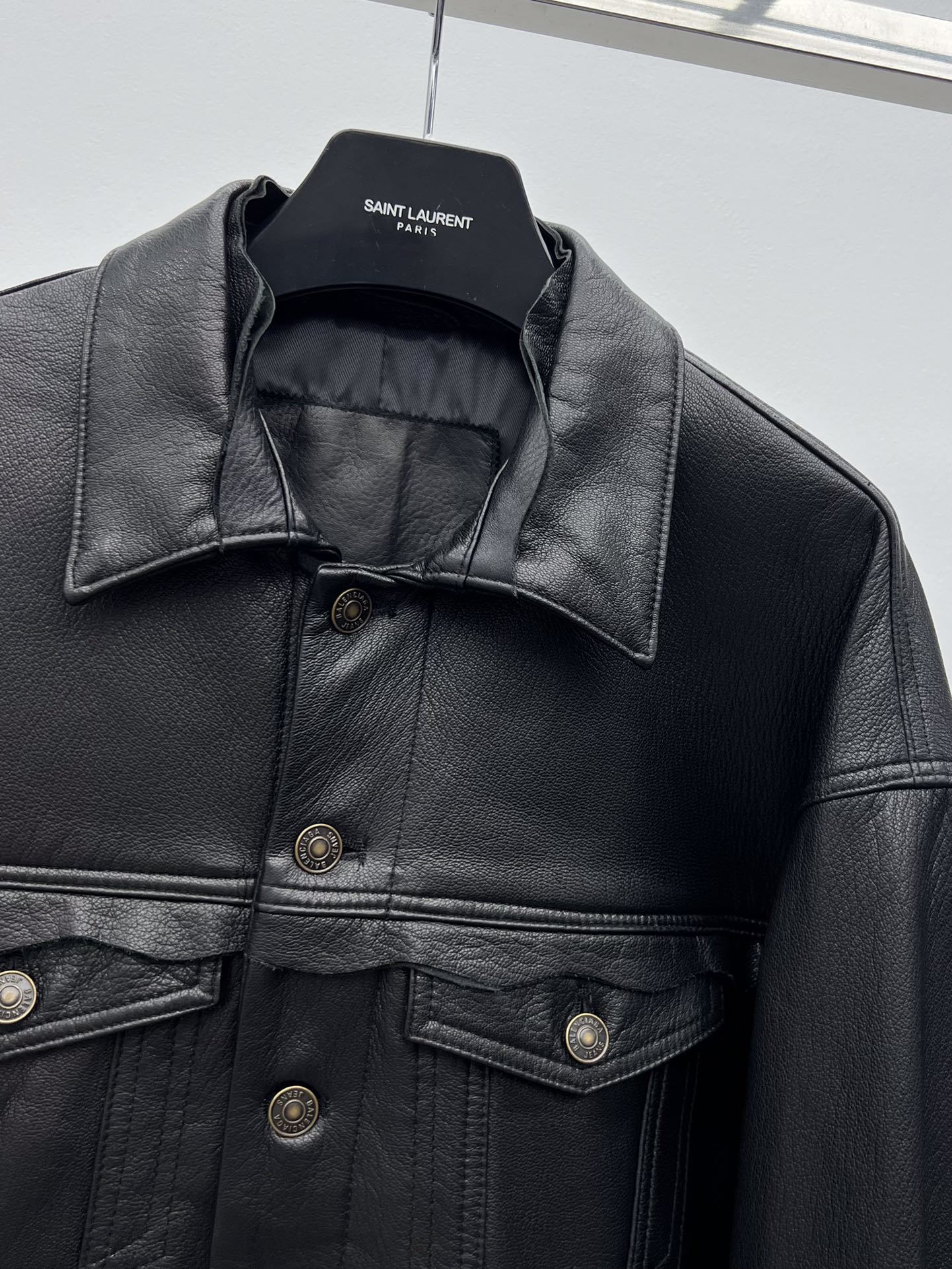 “Balenciaga Sheep Hide Leather Jacket: One-Size-Fits-All Retro Style Coat” - 图片 2