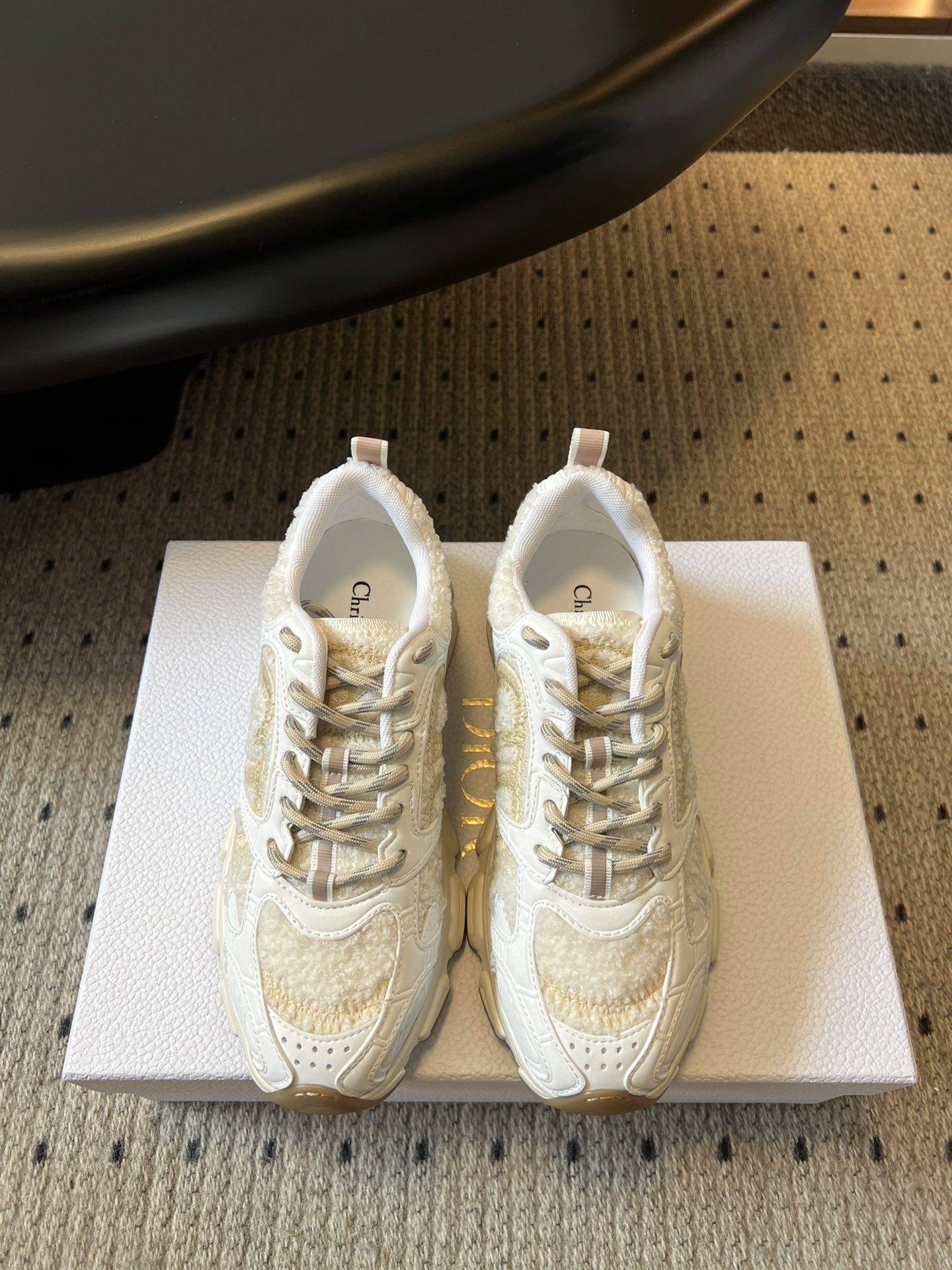 NO:462218,Dio* 25ss star model, popular products, the newly released Dior Chrono new casual sports shoes, running shoes, dad shoes, really cool, full of futuristic feeling! It's really cool!  Once again interprets Dior's cool fashion concept, Lucky Star will bless you with good luck, the new EVA sole is super light and soft! The original version is perfectly replicated!  Size 35-41 (40.41 custom-made non-return and exchange for men 39-45 (45 custom-made non-return and exchange for casual shoes/sports shoes, dior, dior, sneakers19860909Dio* 25ss 明星款 主推爆品 全新发售的迪奥 Dior Chrono 新款休闲运动鞋跑鞋老爹鞋 真的酷毙了,未来感十足! 真的好飒！再次演绎了迪奥酷时尚的理念,幸运星为你加持好运,全新的EVA鞋底超轻超软!原版完美复刻！ 码数女35-41（40.41定制不退换 男39-45（45定制不退换,休闲鞋/运动鞋,dior,dior,sneakers,Women's Shoes