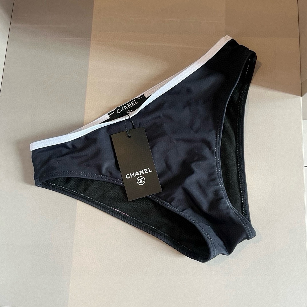 。
Chanel 香奈儿新款比基尼泳衣👙❤️😍🥰适合多种场景的游泳衣🏊‍♀️海边 游泳池 温泉 水上乐园