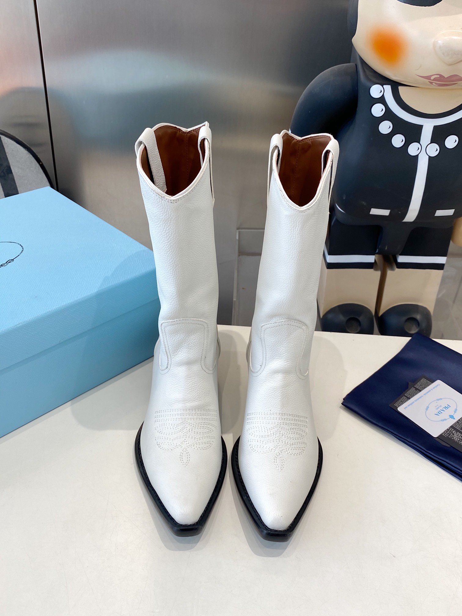 NO:483066,The luxury rubber sole and leather sole top version of 'PRADA' classic pointed-toe boots. Prada can be used in important occasions. It has a fresh and luxurious feeling. It is perfect for the legs to make you look thin and elegant. This piece is just right to wear. When worn with this shoe, it is elegant, generous, crystal clear, and various accessories materials are exclusively customized, making the original distance zero. The whole series is exciting and combined with unexpected elements, allowing you to appreciate the ever-changing style of Prada girls. Size 35-40 (customized for 41, 42), boots, prada, prada, boots19860909橡胶底皮底顶奢版本“PRADA/普拉达”经典尖头靴 Prada能在重要场合用得上了,清新风带点小贵气的感觉,上脚非常完美显腿瘦气质这块刚好拿捏,穿搭配上此鞋,优雅大方晶莹透剔,各种配件材质,都是独家一比一定制,做到原版离距零,整个系列都令人兴奋意和外的元素结合,让你略领Prada女孩的百变风格. 码数35-40（41,42定做）,靴子,prada,prada,boots,Women's Shoes