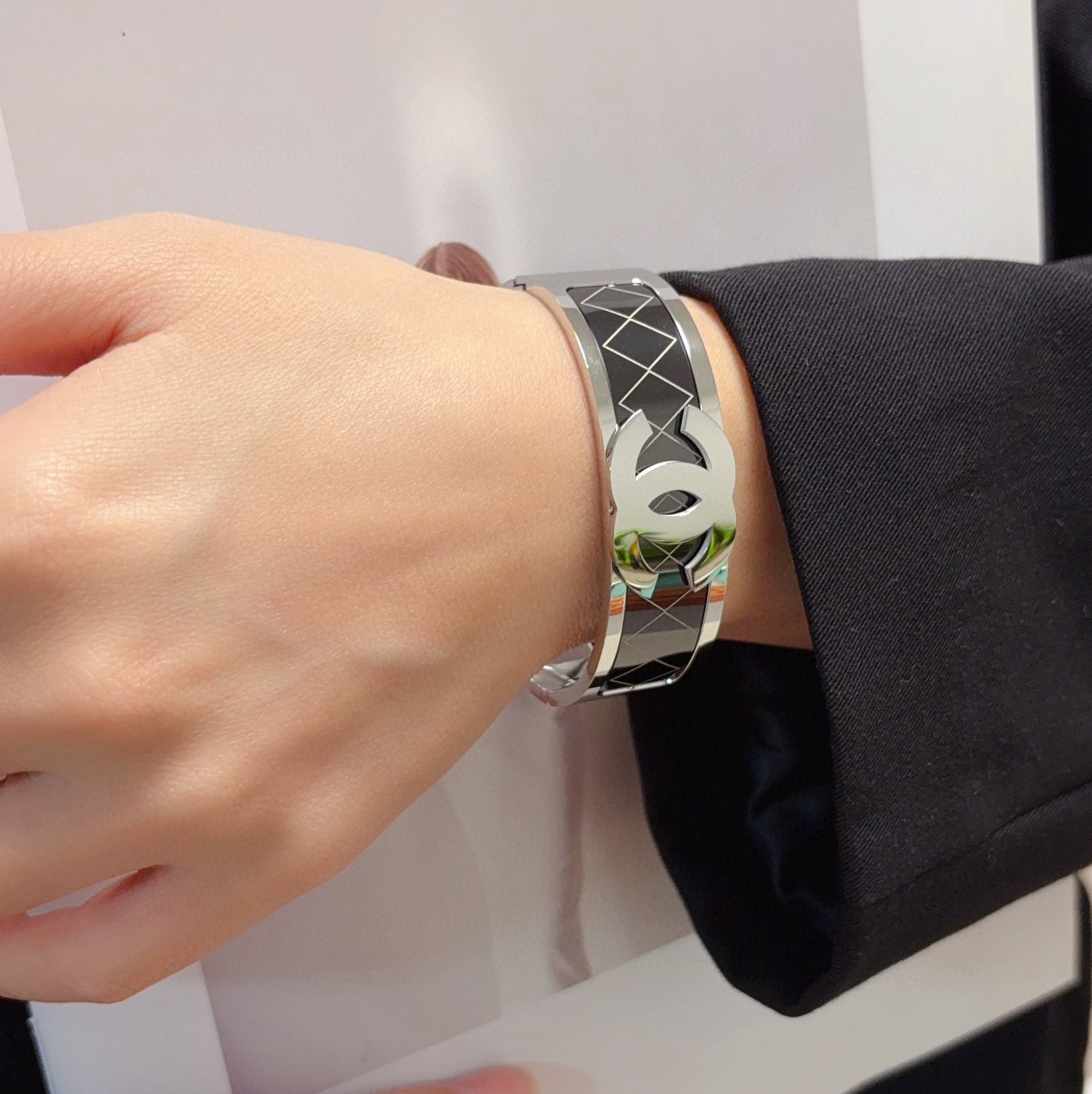 Title: Chanel-Shannel High-Quality Steel Jewelry Summary Summary: New high-quality Chanel-Shannel jewelry with fine steel, exquisite craft, classic design, and high price. - 图片 2