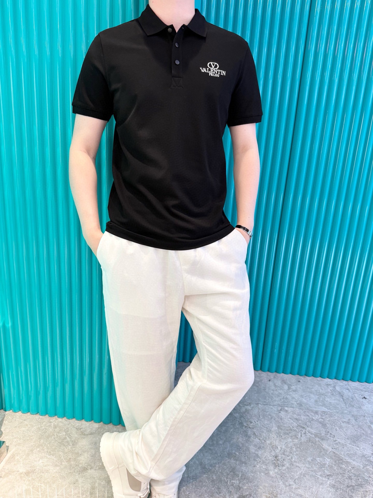 NO:509081,Valentino-2025 latest polo shipments, hot-selling items in Europe and the United States!  Selected Italian imported brand bead floor cotton fabrics, the brand logo on the chest is matched with the latest design, highlighting fashion!  Number of codes 48-56 (model 180/140 wears 50, with Hong Kong Lane Crawford gift box packaging), valentino, alexander wang19860909华伦天奴-2025最新polo出货 欧美热销单品！精选意大利进口品牌珠地棉面料,胸口的品牌标志搭配最新的设计,彰显时尚 ！码数48-56（模特180/140穿50,配香港连卡佛礼盒包装）,,valentino,alexander wang,Men's clothing