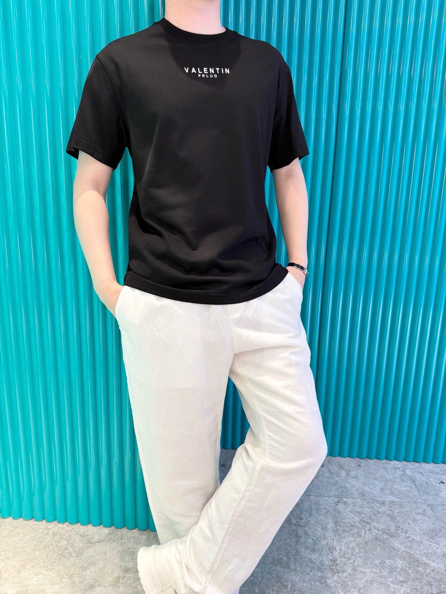 NO:509083,Valentino - the latest T-shirt shipment in 2025, hot-selling items in Europe and the United States!  Selected 100% European cotton fabrics from imported Italian brands, and the brand logo on the chest is matched with the latest design to highlight fashion!  Number of codes 48-56 (model 180/140 wears 50, with Hong Kong Lane Crawford gift box packaging), valentino,tees, t-shirt,alexander wang19860909华伦天奴-2025最新T恤出货 欧美热销单品！精选意大利进口品牌百分百欧货棉面料,胸口的品牌标志搭配最新的设计,彰显时尚 ！码数48-56（模特180/140穿50,配香港连卡佛礼盒包装）,,valentino,tees，t-shirt,alexander wang,Men's clothing