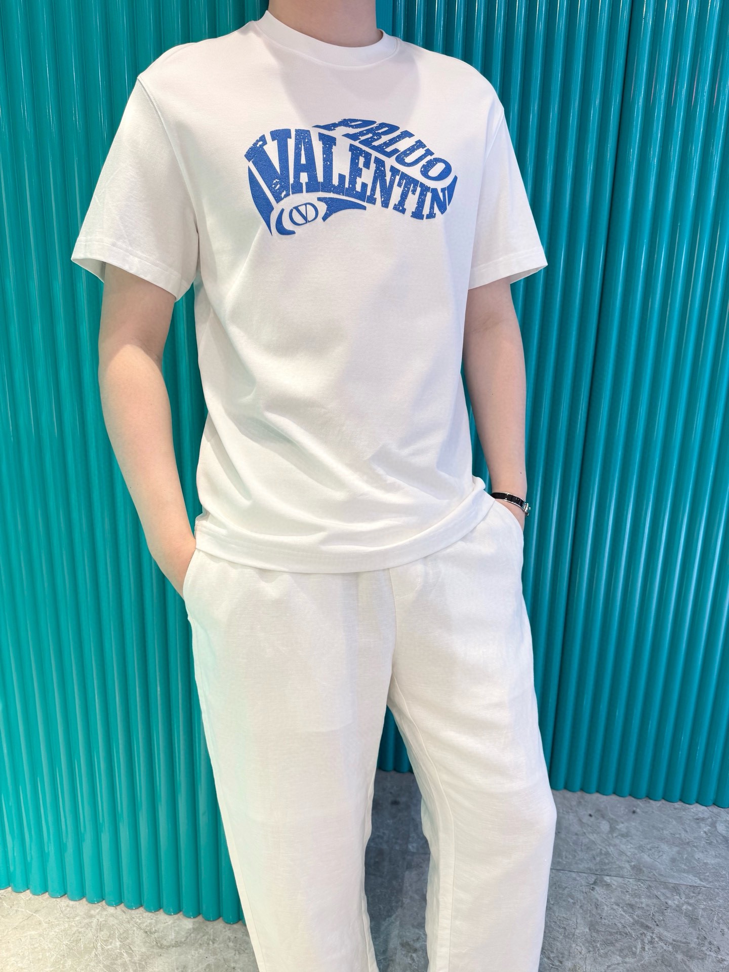 NO:509087,Valentino - the latest T-shirt shipment in 2025, hot-selling items in Europe and the United States!  Selected 100% European cotton fabrics from imported Italian brands, and the brand logo on the chest is matched with the latest design to highlight fashion!  Number of codes 48-56 (model 180/140 wears 50, with Hong Kong Lane Crawford gift box packaging), valentino,tees, t-shirt,alexander wang19860909华伦天奴-2025最新T恤出货 欧美热销单品！精选意大利进口品牌百分百欧货棉面料,胸口的品牌标志搭配最新的设计,彰显时尚 ！码数48-56（模特180/140穿50,配香港连卡佛礼盒包装）,,valentino,tees，t-shirt,alexander wang,Men's clothing