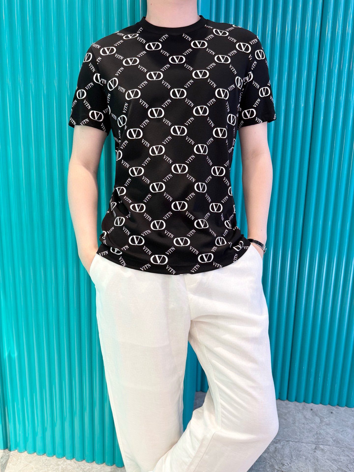 NO:509089,Valentino - the latest T-shirt shipment in 2025, hot-selling items in Europe and the United States!  Selected Italian imported brand European cotton fabrics, the whole brand logo is matched with the latest design, highlighting fashion!  Number of codes 48-56 (model 180/140 wears 50, with Hong Kong Lane Crawford gift box packaging), valentino,tees, t-shirt,alexander wang19860909华伦天奴-2025最新T恤出货 欧美热销单品！精选意大利进口品牌欧货棉面料,通体的品牌标志搭配最新的设计,彰显时尚 ！码数48-56（模特180/140穿50,配香港连卡佛礼盒包装）,,valentino,tees，t-shirt,alexander wang,Men's clothing