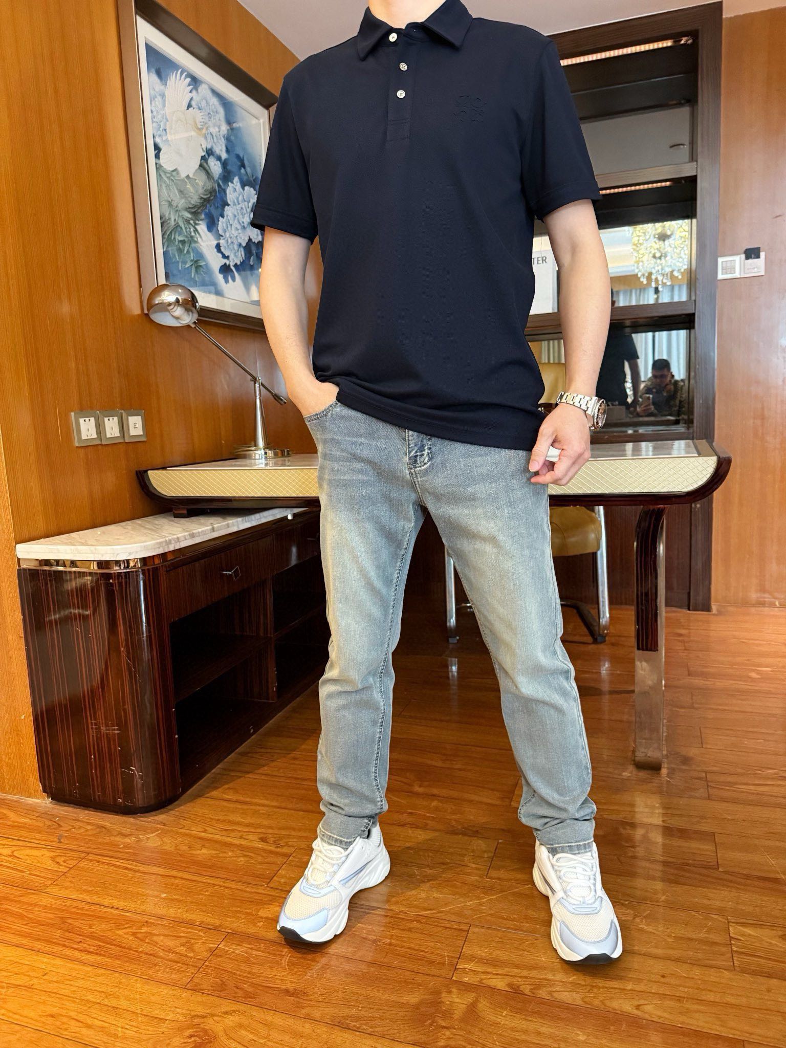 NO:509078,Valentino - The latest jeans for 2025 counters are shipped, and European and American counters are released simultaneously. Selected custom tannins imported from Italy and matched with the latest straight slim design. The letter logo in the back pocket and the latest leather logo show the charm. You are definitely worthy of it. The number of codes is 29-38 (model 173/130 wears 31, with Hong Kong Lane Crawford gift box packaging), valentino, jeans, alexander wang19860909华伦天奴-2025专柜最新款牛仔裤出货 欧美专柜同步发售.精选意大利进口定制丹宁面料搭配最新的直筒修身设计,后口袋字母标志和最新皮标相当彰显韵味 您绝对值得拥有.码数29-38（模特173/130穿31,配香港连卡佛礼盒包装）,,valentino,jeans,alexander wang,Men's clothing