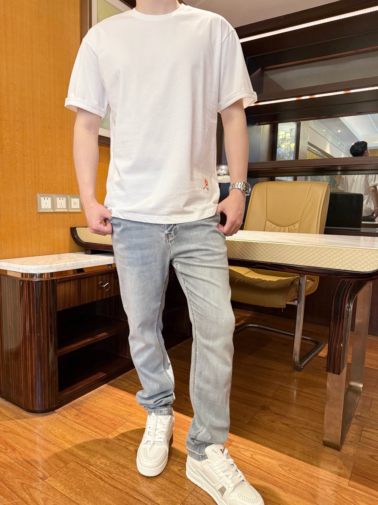 NO:509084,BV-2025 latest hot T-shirt shipment, hot-selling items in Europe and the United States!  Selected Italian imported fine cotton fabrics with simple and elegant designs, the brand embroidery at the waist shows the charm, and the upper body effect can be seen. The number of code M-XXL (model 180/140 wears M, with Hong Kong Lane Crawford gift box packaging), bottega veneta,tees, t-shirt, alexander wang19860909BV-2025最新爆款T恤出货 欧美热销单品！精选意大利进口精棉面料搭配简约大方的设计,腰间的品牌英文刺绣彰显韵味 上身效果看得见.码数M-XXL（模特180/140穿M,配香港连卡佛礼盒包装）,,bottega veneta,tees，t-shirt,alexander wang,Men's clothing