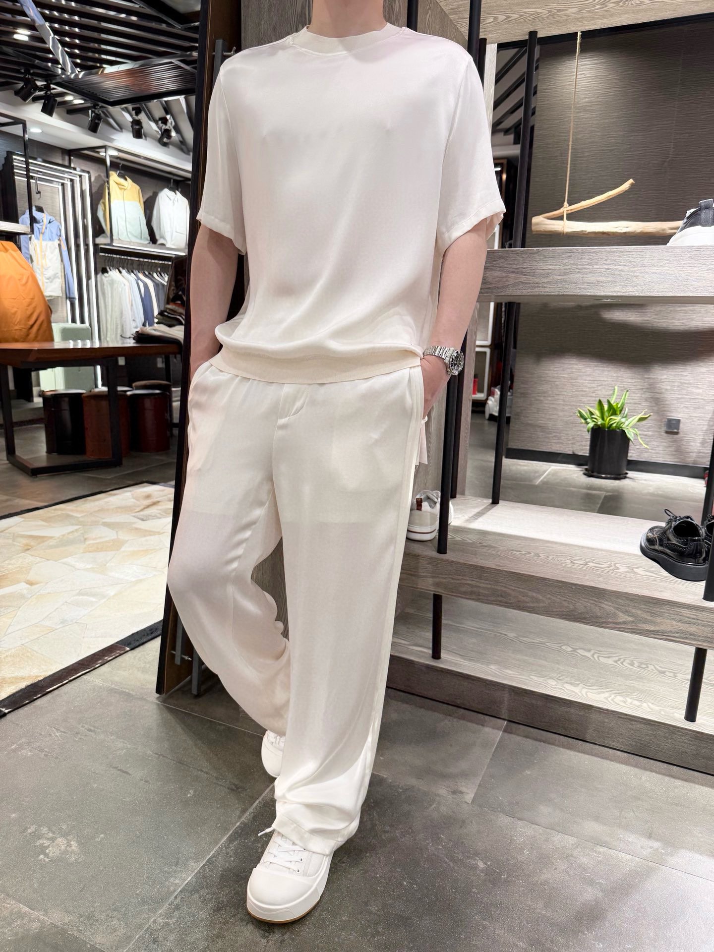 NO:509091,LP-Hot copper ammonia silk set # copper ammonia silk is also known as breathing fiber, which keeps the comfortable humidity and temperature in the clothes all year round. Elastic waist casual pants, three-fold webbing on the side, and a small wide version of casual and comfortable and not picky. The upper body has no sense of restraint!  Clothing fabric composition and structure Cupric fiber (cubicamide fiber) is made of cotton wool as raw material and spinned by copper ammonia solution. It is a recycled cellulose fiber. The monofilament is extremely thin, with a round cross-section, and has a soft and smooth feel like silk, with a soft luster and excellent moisture absorption (moisture rebate rate of about 11-13). Viscose fiber (viscose fiber) Traditional recycled cellulose fiber, the raw material is natural cellulose (such as wood and cotton wool), which has strong hygroscopicity and good breathability, and is lower than that of copper ammonia wire, and is often blended with other fibers to improve cost performance. Proportional characteristics: Cupric fiber accounts for more than 50 yuan, which dominates the texture of the fabric; viscose fiber assists in enhancing wear resistance and clarity Fabric characteristics 1. Feeling and gloss The fine and softness of the copper ammonia wire + the smoothness of the viscose fiber, which has a delicate and skin-friendly touch, and is close to the 'silky feeling' of silk.  The low-key matte luster is presented in natural light, and it is not easy to pill after wearing for a long time, and the texture is high. 2. Functional Hygroscopic breathable cupamil silk is highly hygroscopic (better than cotton) + viscose fiber breathable pore structure, which is dry and not stuffy in summer, and is suitable for close-fitting clothing. The draped anti-wrinkle copperamil silk is light in weight and has good drape. Viscose fiber increases the fabric's crispness, and the ready-to-wear clothes are not easy to pleat, and the lines of pants and dresses are smooth. Dyeing shows that the copperamil silk is dark in color and has good color fastness, and the viscose fiber is easy to dye. The color saturation and durability after blending is high and lasting, suitable for bright or contrasting designs. This fabric is a gold ratio combination of copperamil silk and viscose fiber, taking into account high-end texture and practical performance, suitable for people who pursue comfort and dressing taste. Material 58.8 cupamil silk 41.2 viscose fiber  Size 48-56 (model 180/140 wears 50, with Hong Kong Lane Crawford gift box packaging), loro piana, skirts, real silk, gold, alexander wang19860909LP-爆款铜氨丝套装#铜氨丝又称呼吸型纤维,一年四季都保持衣服内舒适的湿度与温度 松紧腰休闲裤 侧边三折式织带 微阔版休闲舒适不挑#上身毫无束缚感！ 衣服面料成分与结构 铜氨丝（铜氨纤维） 以棉短绒为原料,经铜氨溶液纺丝制成,属于再生纤维素纤维.单丝极细,截面圆形,手感如真丝般柔软滑爽,光泽柔和,吸湿性优异（回潮率约11-13）. 粘纤（粘胶纤维） 传统再生纤维素纤维,原料为天然纤维素（如木材、棉短绒）,吸湿性强、透气性好,成本较铜氨丝低,常与其他纤维混纺提升性价比. 比例特点 铜氨丝占比超50,主导面料质感；粘纤辅助增强耐磨性和挺括度 面料特性 1. 手感与光泽 铜氨丝的细软+粘纤的柔滑,触感细腻亲肤,接近真丝的“丝滑感”. 自然光下呈现低调哑光光泽,久穿不易起球,质感高级. 2. 功能性 吸湿透气铜氨丝高吸湿性（比棉更优）+粘纤透气孔结构,夏季穿着干爽不闷汗,适合贴身衣物. 垂坠抗皱铜氨丝自重轻、悬垂性佳,粘纤增加面料挺括度,成衣不易褶皱,裤装、连衣裙线条流畅. 染色表现铜氨丝上色深、色牢度好,粘纤易染色,混纺后色彩饱和度高且持久,适合鲜艳或撞色设计. 该面料是铜氨丝与粘纤的黄金配比组合,兼顾高端质感与实用性能,适合追求舒适度和穿搭品味的人群. 材质58.8铜氨丝41.2粘纤 尺码48-56(模特180/140穿50,配香港连卡佛礼盒包装）,,loro piana,skirts,real silk,gold,alexander wang,Men's clothing