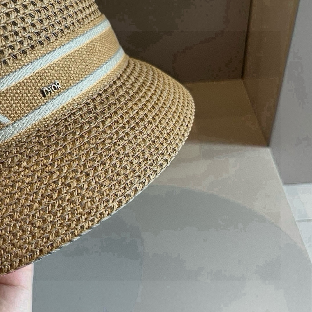 🆕

Dior迪奥新款草帽，日本纸草制作，跑量王，头围57cm