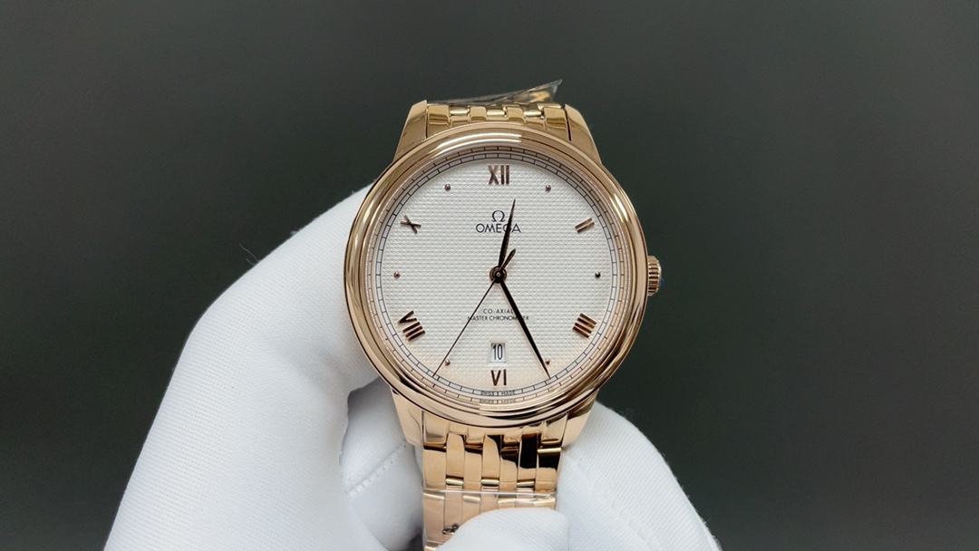 NO:662964,Produced by YMS, flat price YMS Factory The third generation of Diefei elegant five-code-in-one (83602877) makes its grand debut 1 The latest launch of Omega Diefei series elegant three-hand automatic machine Men's steel belt style NR9 new upgraded version 40 watch diameter synchronous official website, internally equipped with (eight-claw black balance wheel) Omega 8800 Master Chronometer movement  Through the sapphire glass case back, the operation of the movement is clearly visible, with accurate travel time and 55 hours of power reserve. 2Case material is 316L stainless steel, arched sapphire glass, anti-reflective treatment inside, arched dial, printed with irregularly arranged vertical textures. 3 Italian cowhide with original pin buckle, waterproof depth 50 meters, best luxury recommendation for gifts, please look for YMS exclusive quality, omega,cowhide19860909YMS 出品 统一价 YMS Factory 第三代蝶飞典雅五码合一（83602877)重磅登场 1最新推出欧米茄蝶飞系列典雅大三针全自动机械 男士钢带款式 NR9全新升级版40表径同步官网 ,内部搭载(八爪黑摆轮)欧米茄8800至臻天文台机芯 透过蓝宝石玻璃表背,机芯的运转清晰可见,走时精准,动力储蓄55小时 2表壳材质316L精钢,拱形蓝宝石玻璃,内部采用防反光处理,拱形表盘,印有不规则排列的垂直纹理. 3 意大利牛皮搭配原装针扣防水深度50米送礼最佳奢华推荐请认准YMS独家品质,,omega,cowhide,Watch